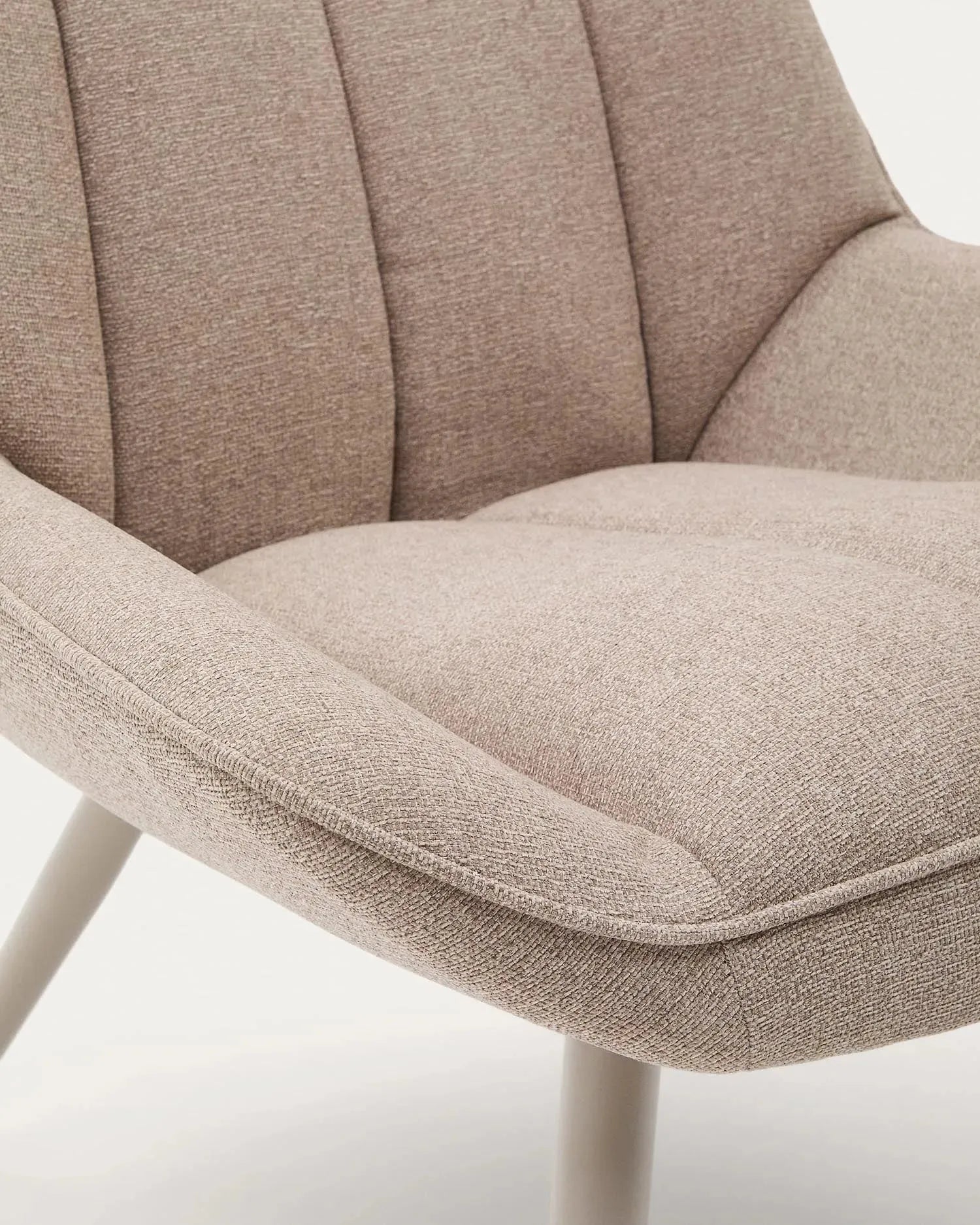 Moderner Sessel Marlina mit beige Chenille-Bezug und robusten, mattgrauen Stahlbeinen von Kave Home.