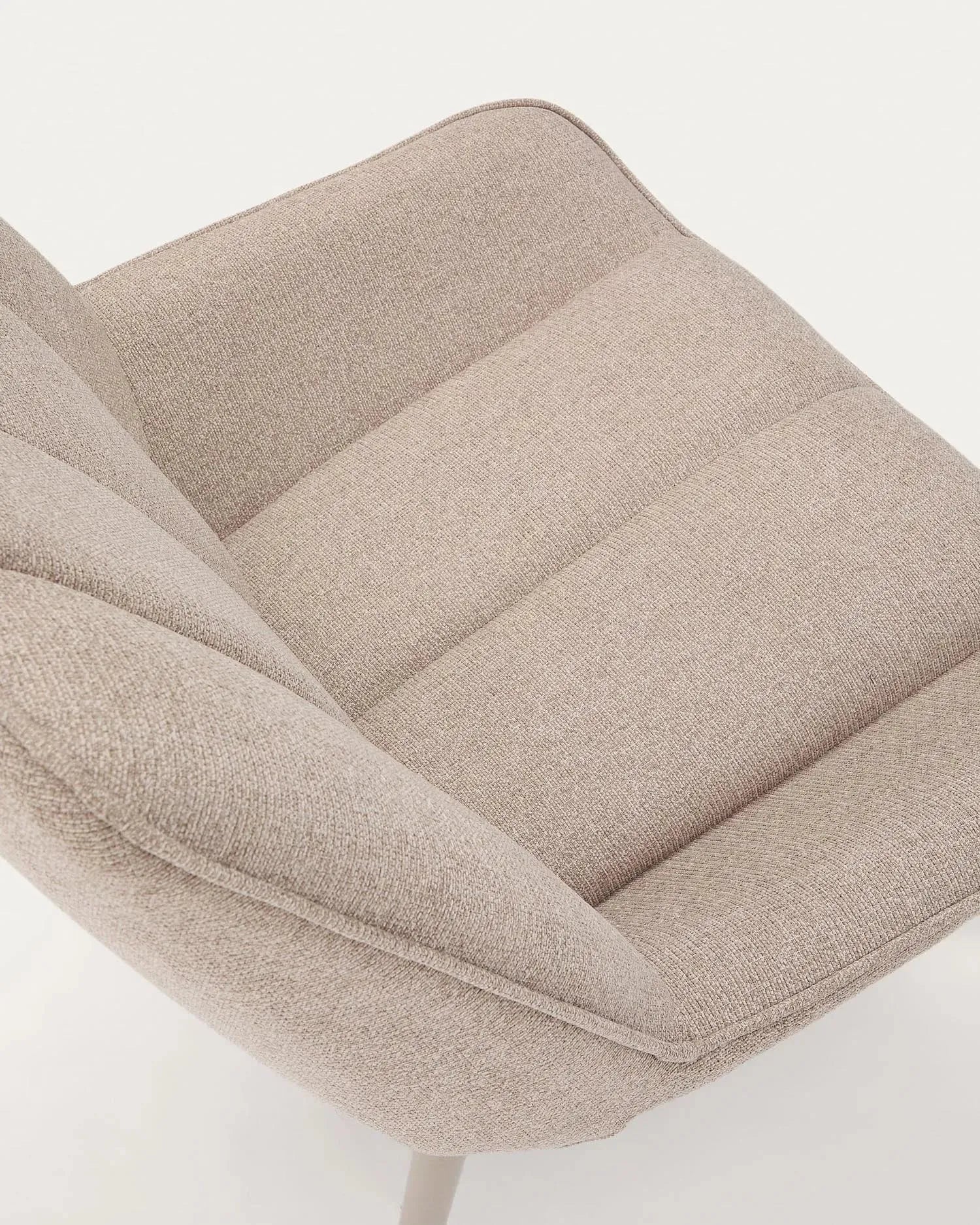Moderner Sessel Marlina mit beige Chenille-Bezug und robusten, mattgrauen Stahlbeinen von Kave Home.