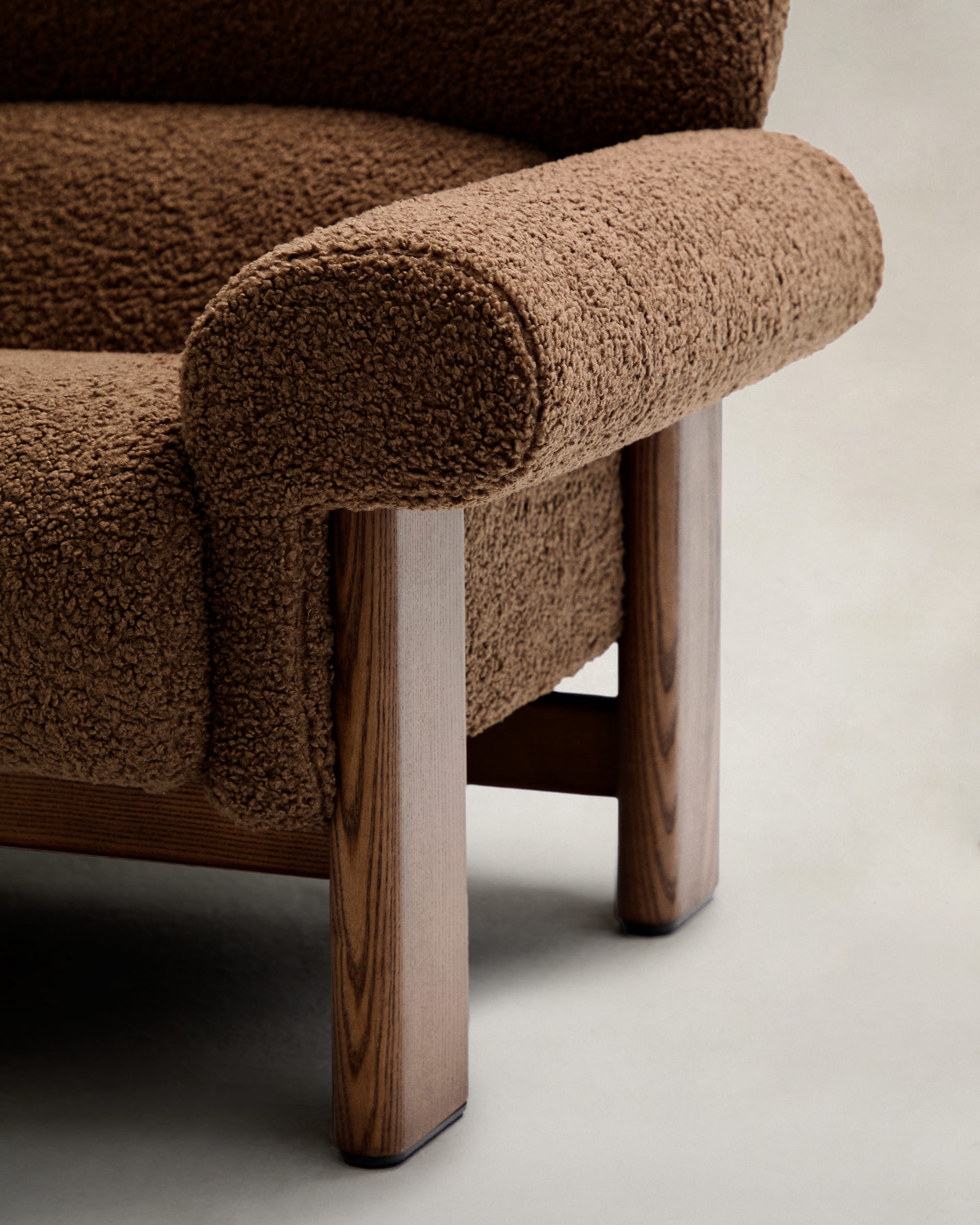 Armchair Nema made of taupine bouclé and solid ash wood with natural finish FSC 10