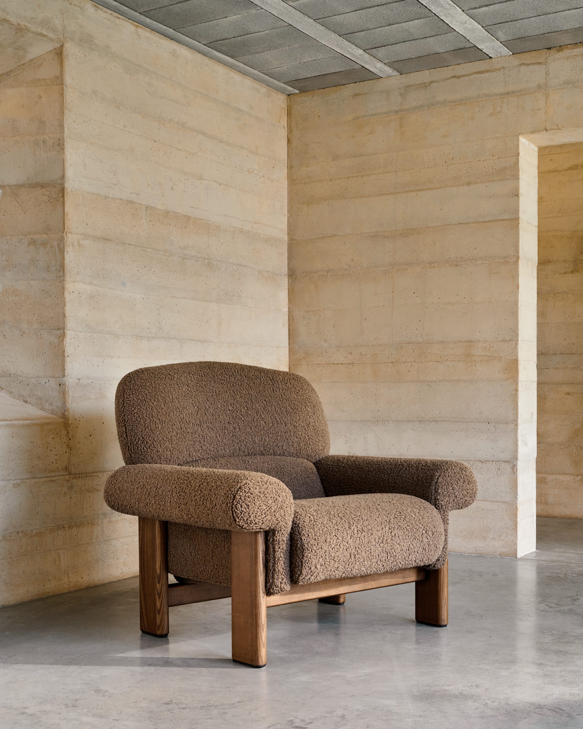 Armchair Nema made of taupine bouclé and solid ash wood with natural finish FSC 10