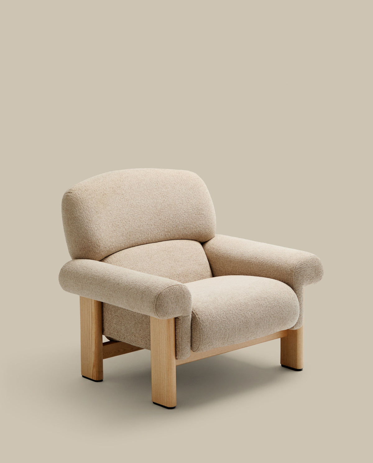 Sessel Nema aus beigefarbenem Chenille und Beinen aus massivem Eschenholz mit natürlichem Finish FSC 100% in Beige präsentiert im Onlineshop von KAQTU Design AG. Sessel ist von Kave Home