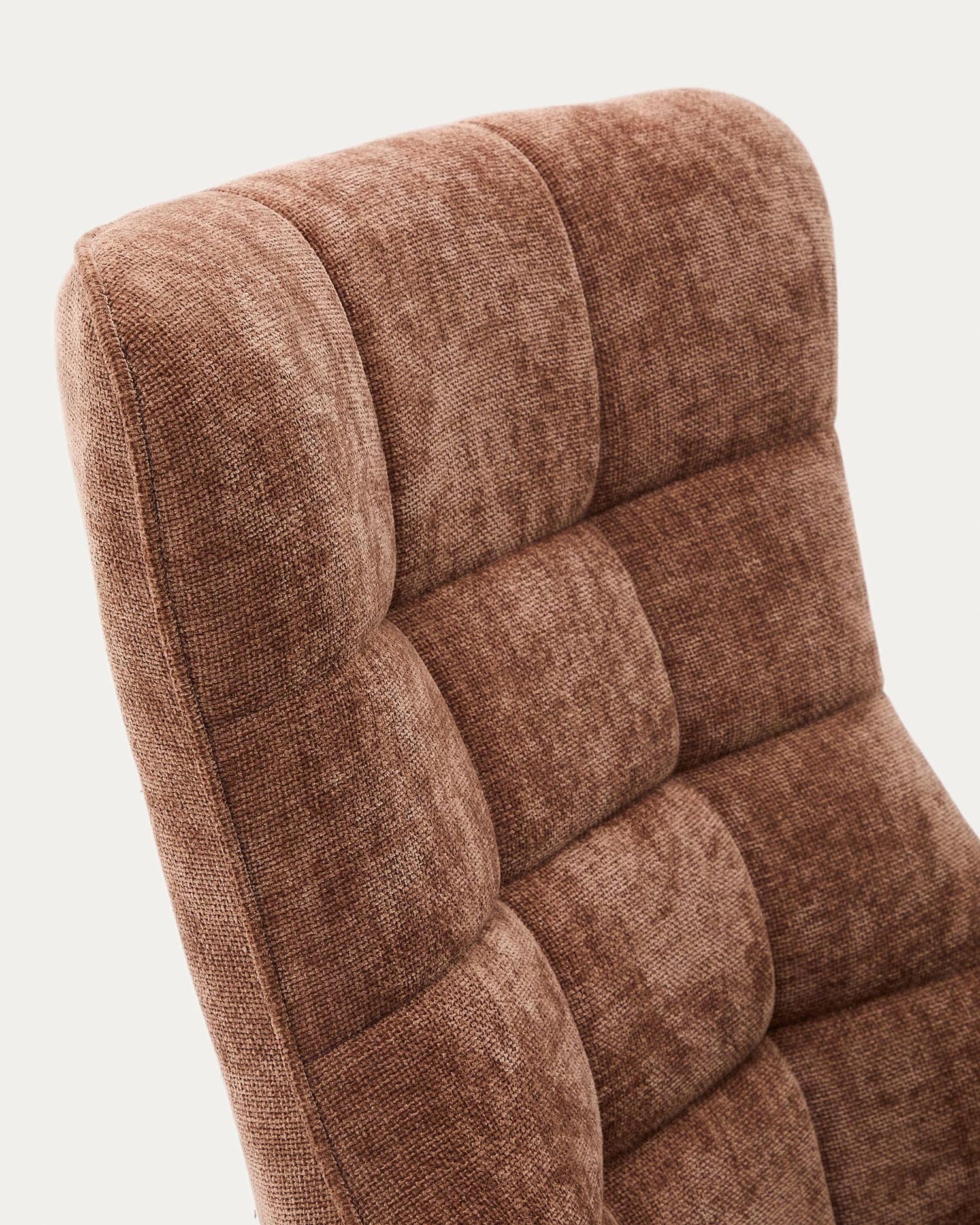 Eleganter Sessel aus hellbrauner Chenille mit grauen Metallbeinen, ideal für stilvolle Entspannung.