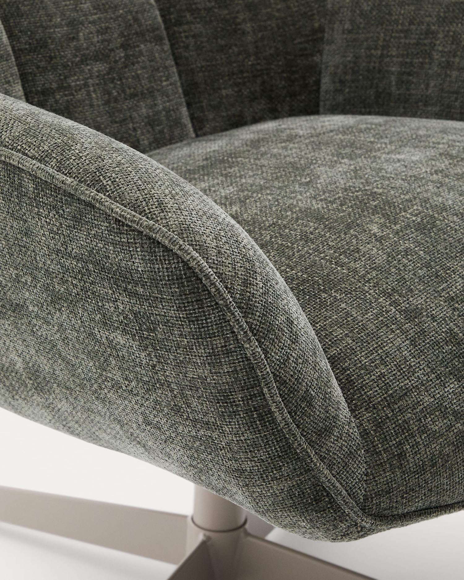 Moderner Sessel Teryl mit grünem Chenillebezug, grauem Metallgestell, FSC-zertifiziert, stilvoll und nachhaltig für Ihr Zuhause.