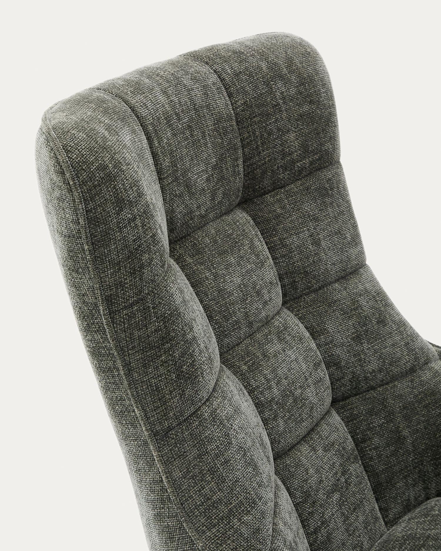Eleganter Sessel Teryl mit grünem Chenillebezug, grauem Metallrahmen, FSC-zertifiziert, modern und umweltfreundlich.
