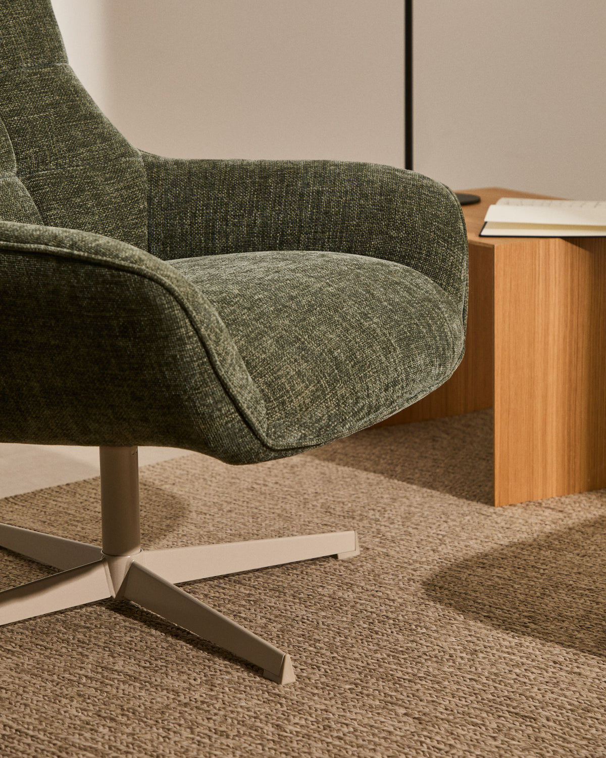 Drehbarer Sessel Teryl aus grüner Chenille und Metall mit grauer Oberfläche FSC 100% in Grün präsentiert im Onlineshop von KAQTU Design AG. Drehsessel ist von Kave Home