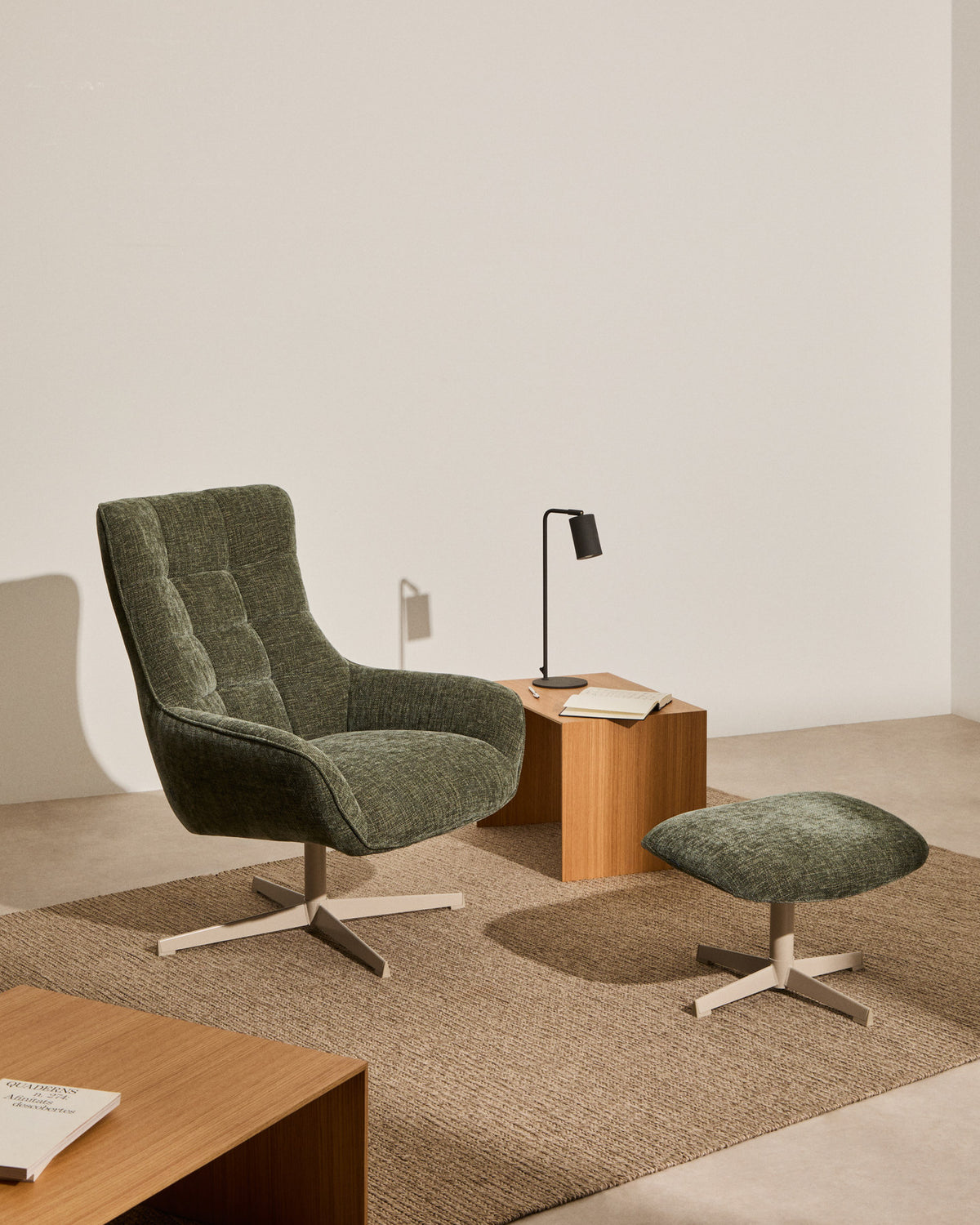 Drehbarer Sessel Teryl aus grüner Chenille und Metall mit grauer Oberfläche FSC 100% in Grün präsentiert im Onlineshop von KAQTU Design AG. Drehsessel ist von Kave Home