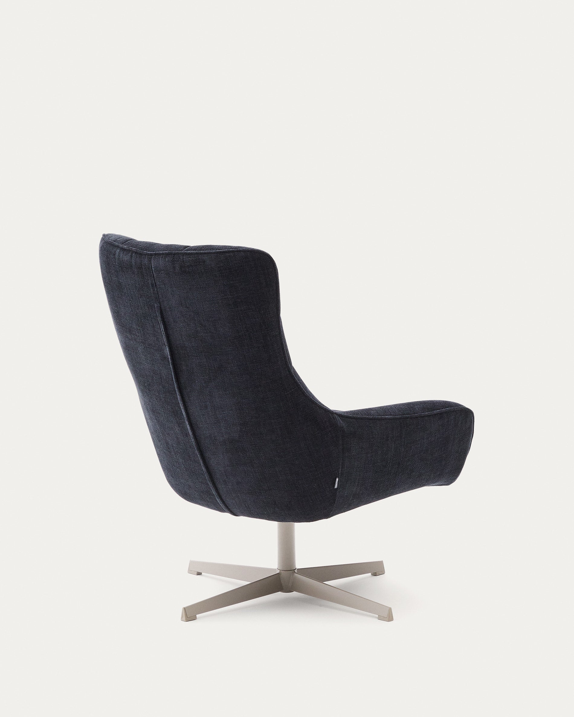 Eleganter Sessel Teryl mit blauem Chenillebezug, grauem Metallrahmen und FSC 100% Zertifikat, modern und umweltfreundlich.