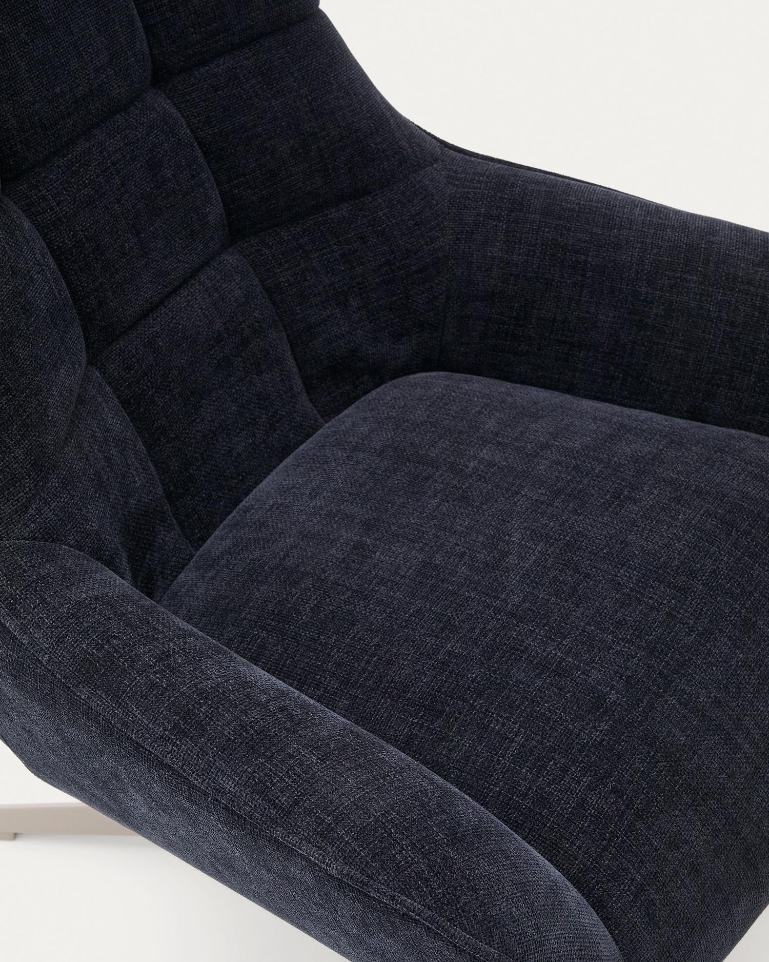 Entdecken Sie den Sessel Teryl: Luxuriöse blaue Chenille, robuste graue Metallbeine, umweltfreundlich und stilvoll – ideal für jedes Zuhause.