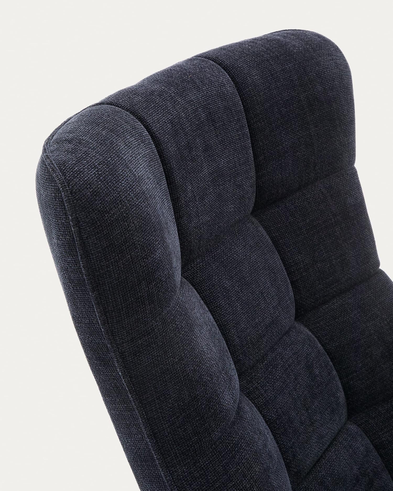 Entdecken Sie den Sessel Teryl: Luxuriöse blaue Chenille, robuste graue Metallbeine und umweltfreundliche FSC-Zertifizierung – ideal für stilvolle Wohnräume.