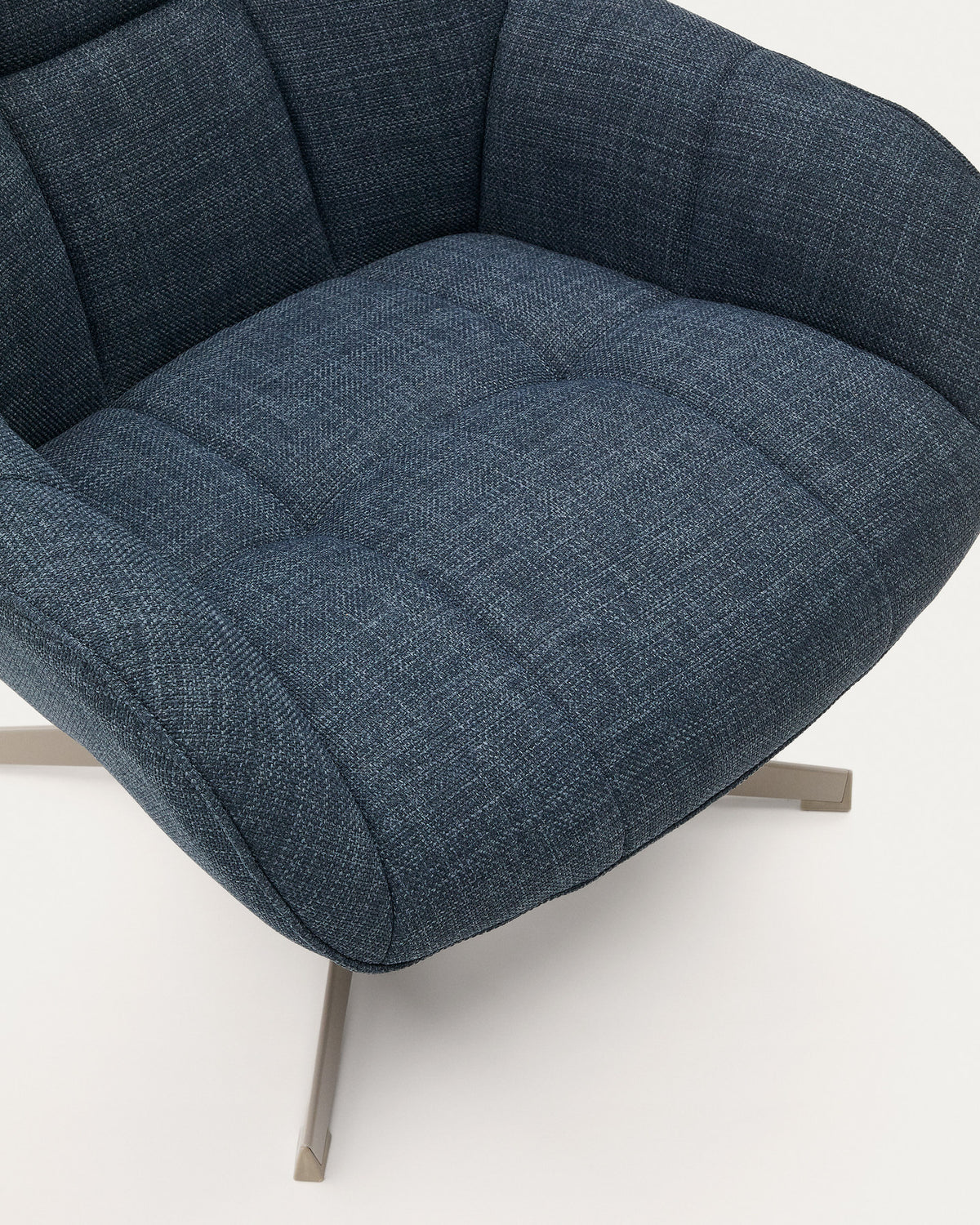 Drehsessel Jaspe blau und Metall mit grauer Oberfläche FSC 100% in Dunkelblau präsentiert im Onlineshop von KAQTU Design AG. Drehsessel ist von Kave Home
