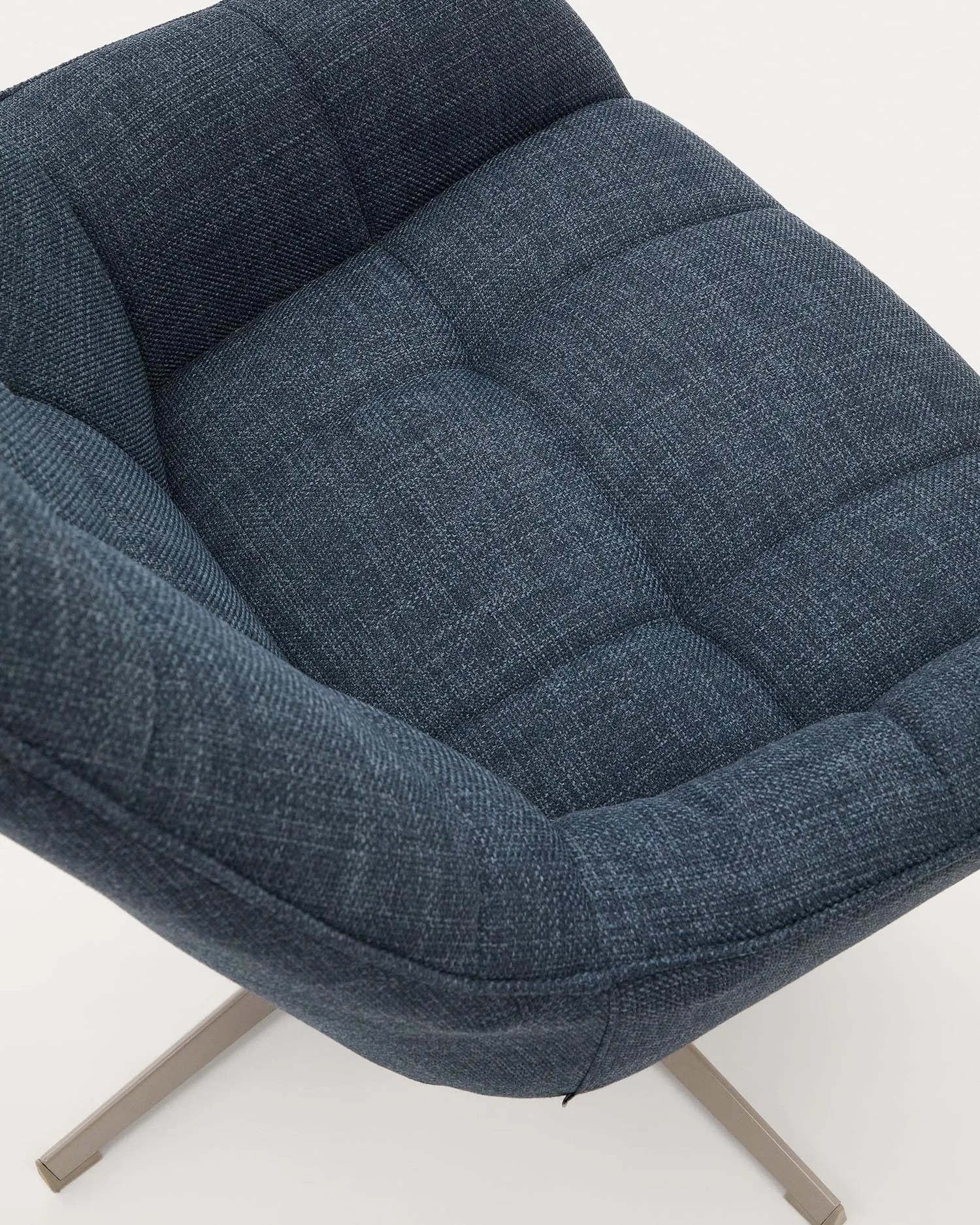 Moderner Drehsessel Jaspe in Blau mit grauer Polsterung, robustem Metallgestell und FSC 100% Zertifikat, perfekt für stilvolle Räume.