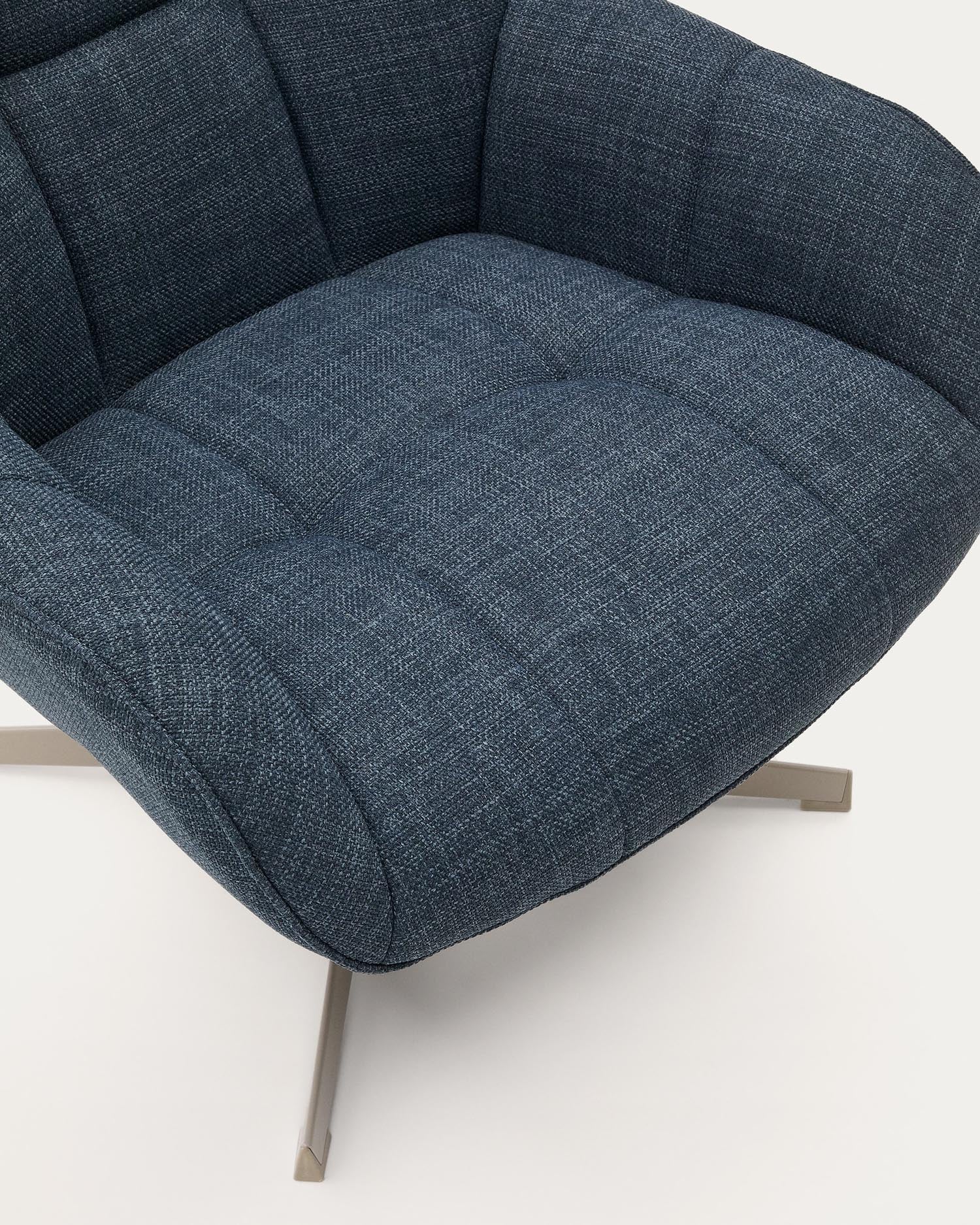 Eleganter Drehsessel Jaspe in Blau, mit grauer Sitzfläche, Metallgestell und FSC 100% Zertifikat, ideal für moderne Wohnräume.