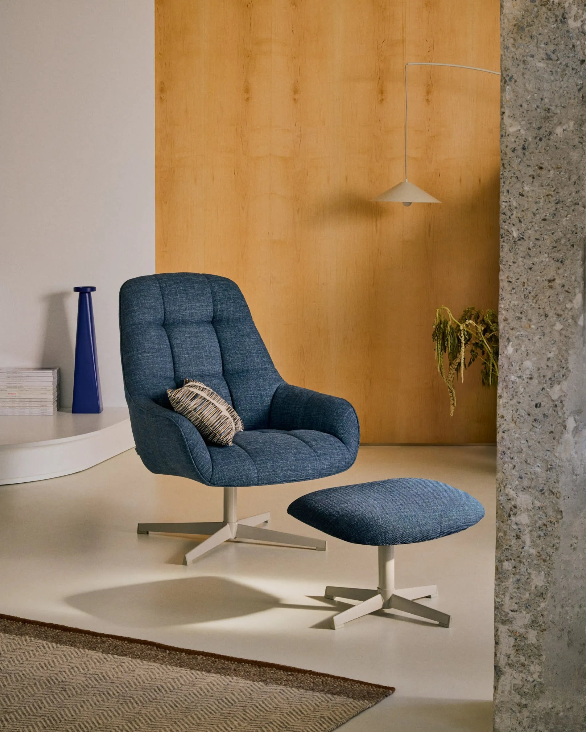 Moderner Drehsessel Jaspe in Blau mit stabilem Metallfuß und grauer Oberfläche, FSC-zertifiziert, von Kave Home.