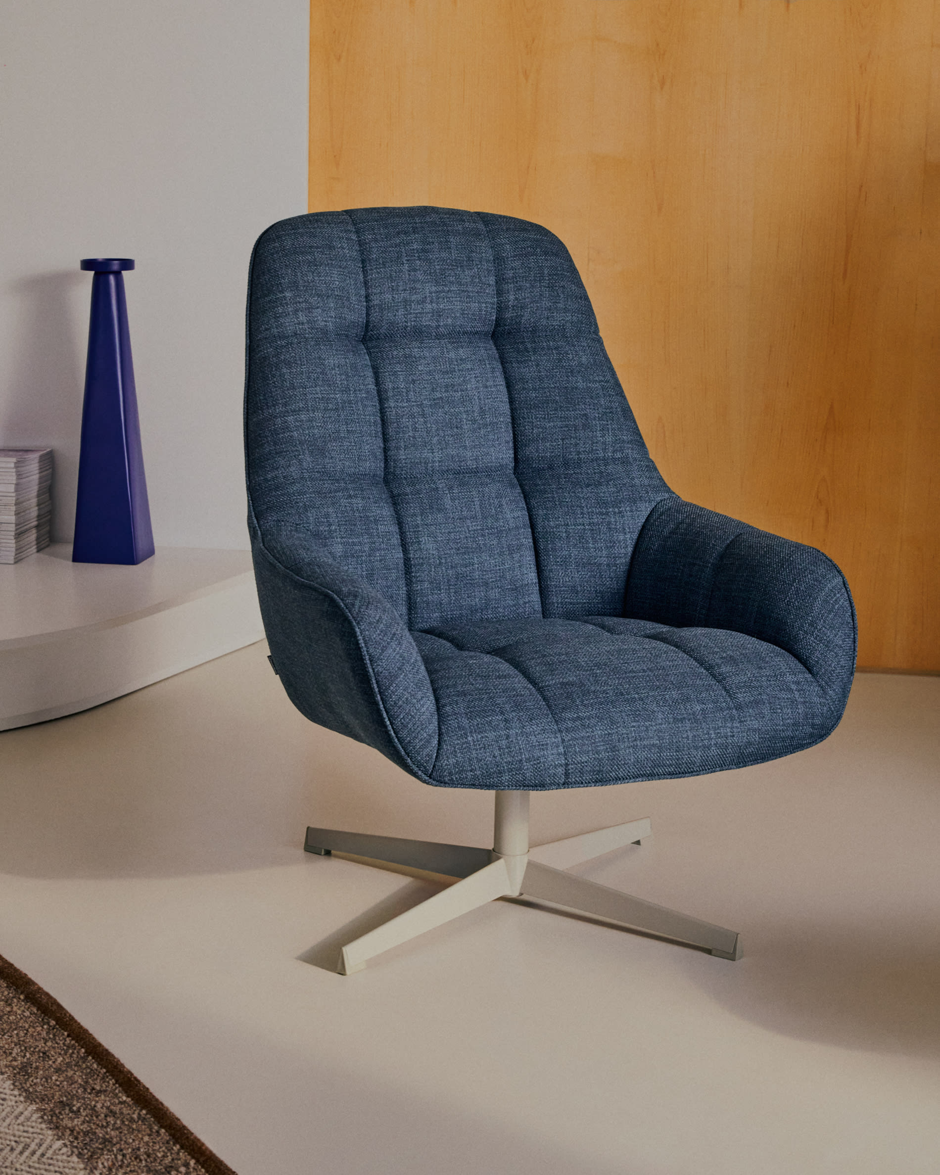 Moderner Drehsessel Jaspe in Blau mit grauer Oberfläche und Metallfuß, FSC-zertifiziert, von Kave Home, perfekt für stilvolle Räume.