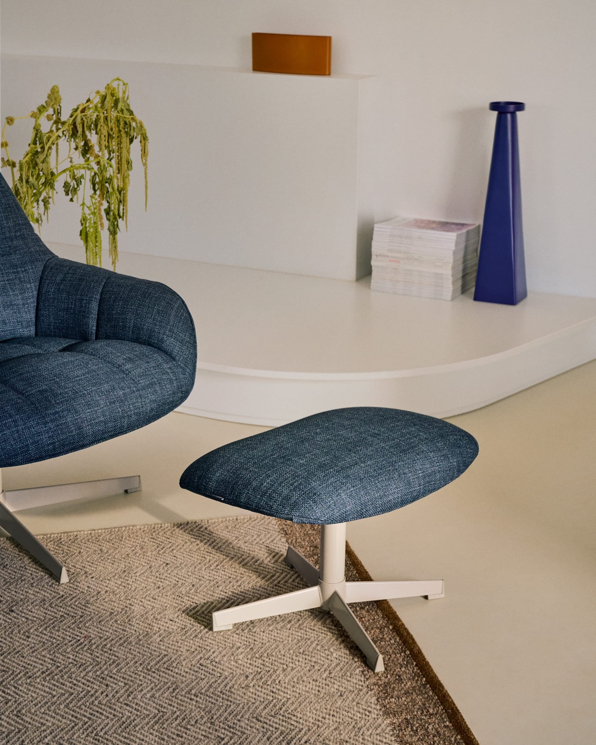 Moderner Drehsessel Jaspe in Blau mit grauer Polsterung, robustem Metallgestell und FSC 100% Zertifikat, perfekt für stilvolle Räume.