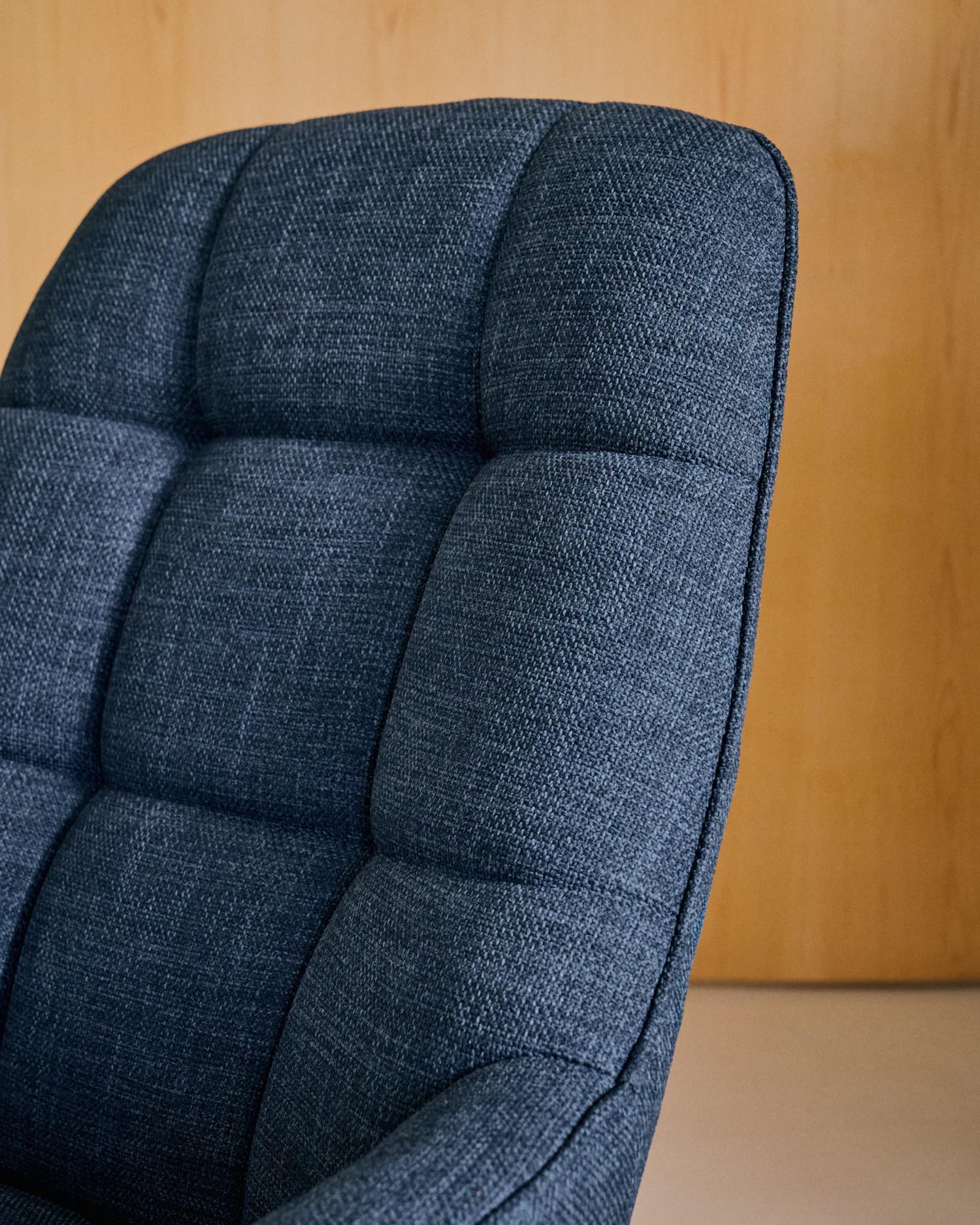 Eleganter Drehsessel Jaspe in Blau mit grauer Polsterung, Metallgestell und FSC 100% Zertifikat, ideal für moderne Wohnräume.