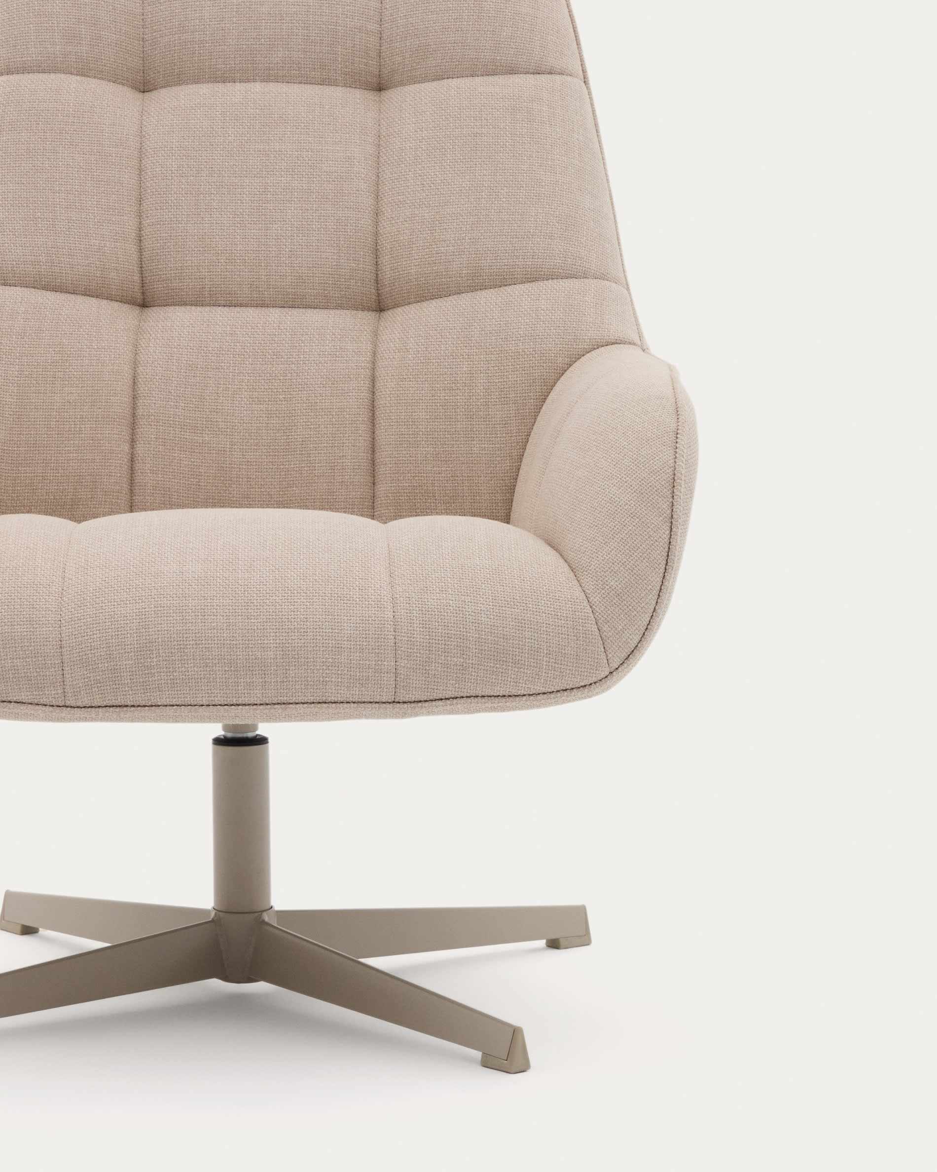 Eleganter Drehsessel Jaspe in Beige mit grauer Metallbasis, FSC-zertifiziert, perfekt für modernes und umweltbewusstes Wohnen.