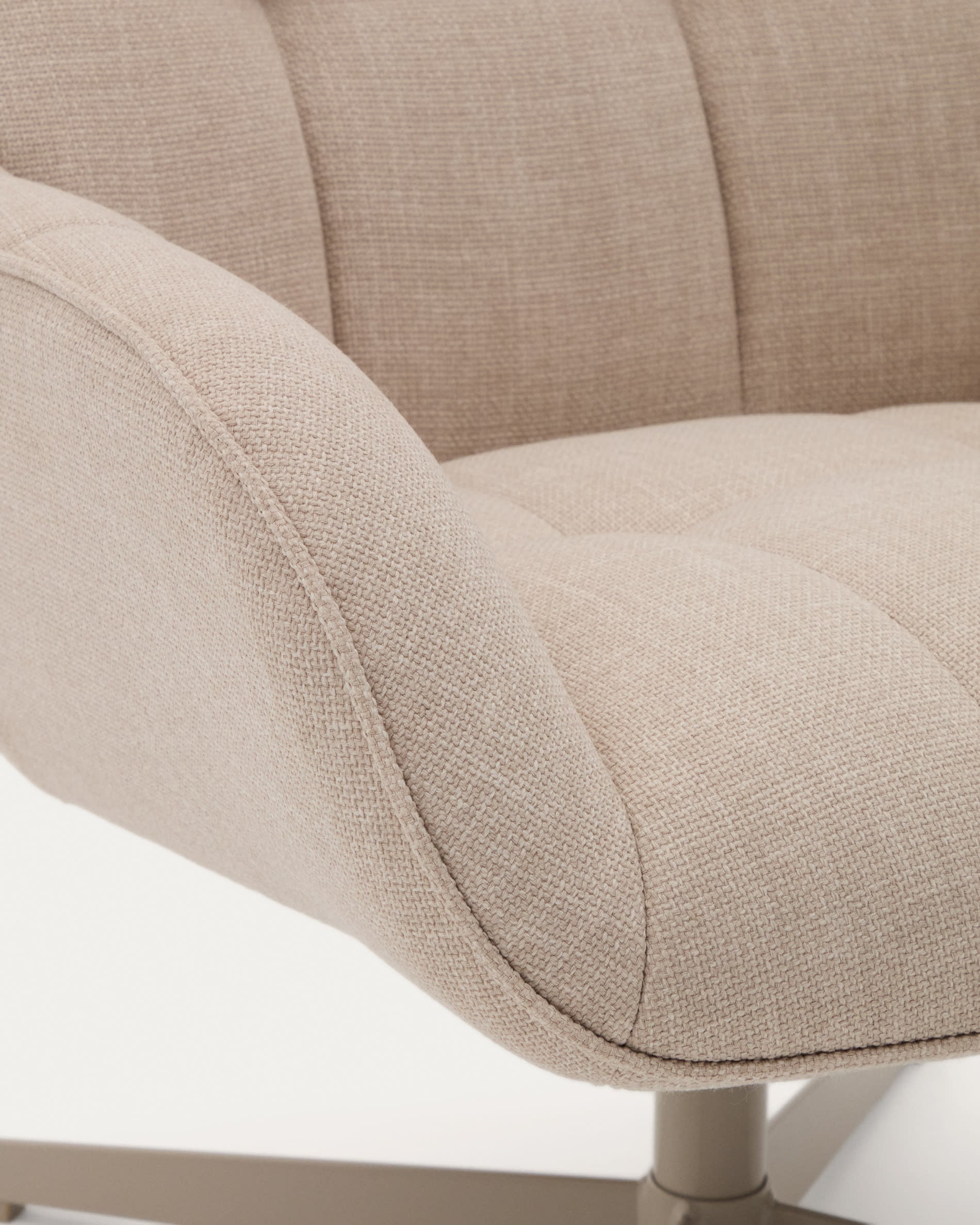 Eleganter Drehsessel in Beige mit grauer Metallbasis, 360° drehbar, ergonomisch und nachhaltig, ideal für stilvolle Entspannung.