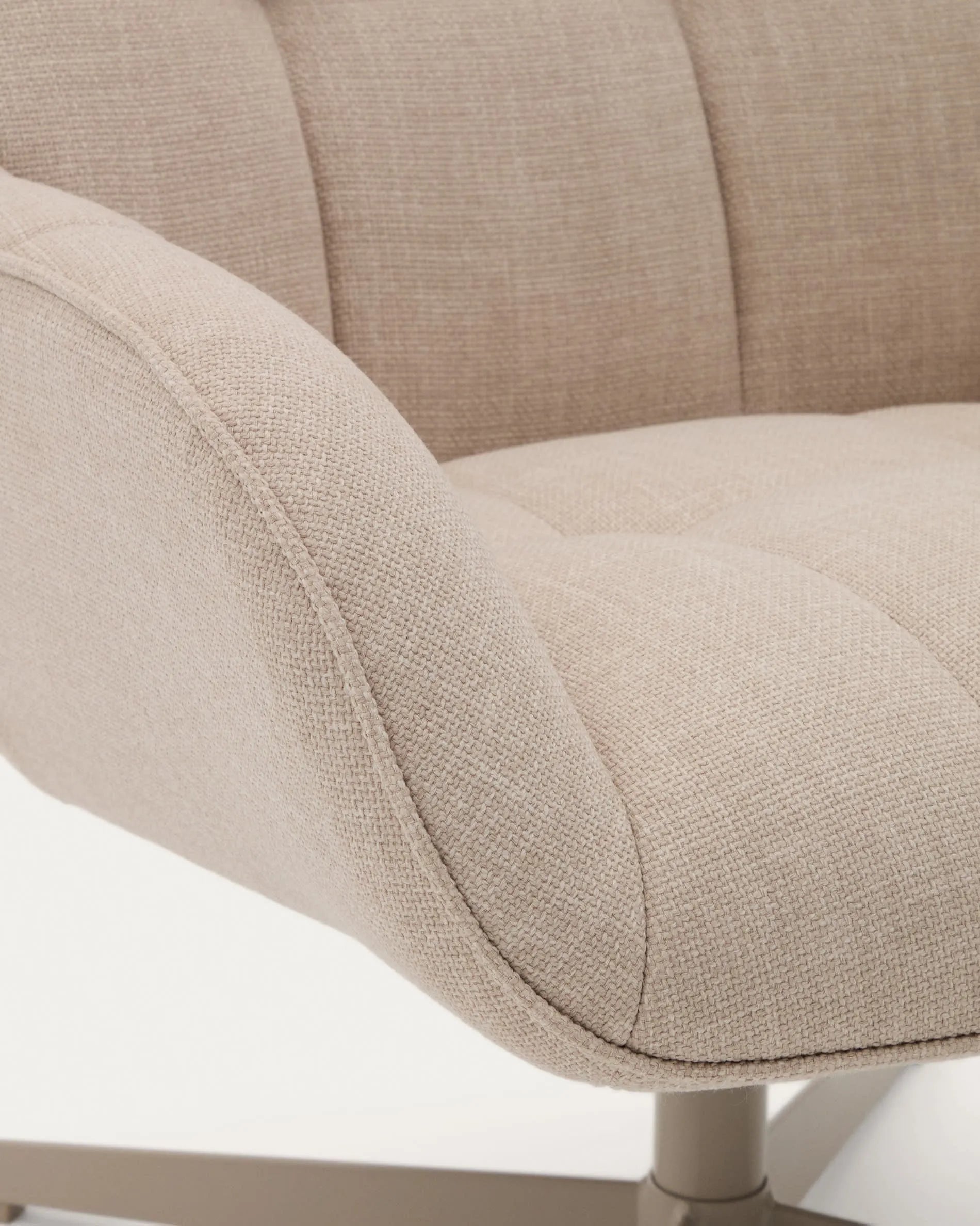 Eleganter Drehsessel Jaspe in Beige mit grauer Metallbasis, FSC-zertifiziert, perfekt für modernes und umweltbewusstes Wohnen.
