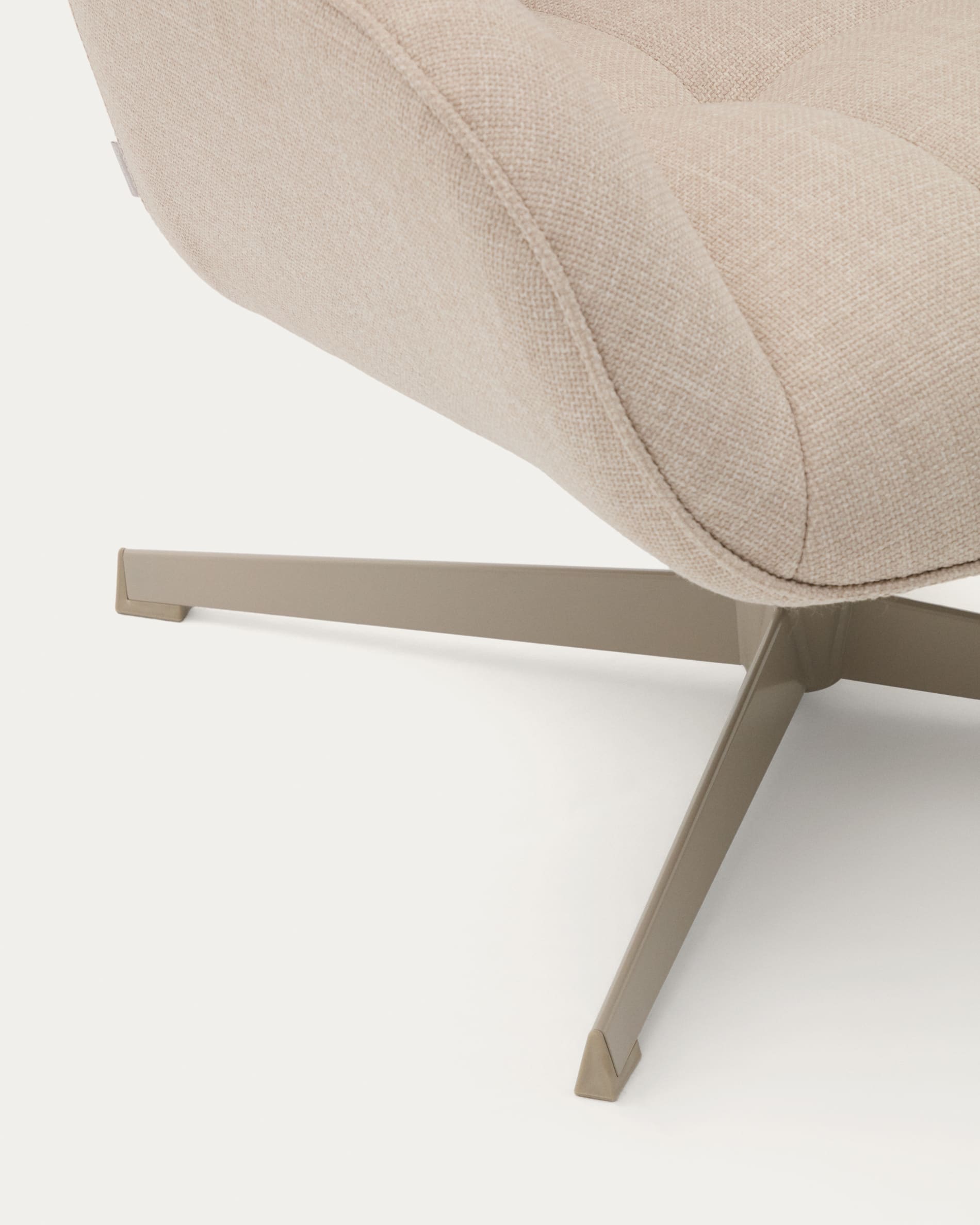 Eleganter Drehsessel Jaspe in Beige mit grauer Metallbasis, FSC-zertifiziert, perfekt für modernes und umweltbewusstes Wohnen.