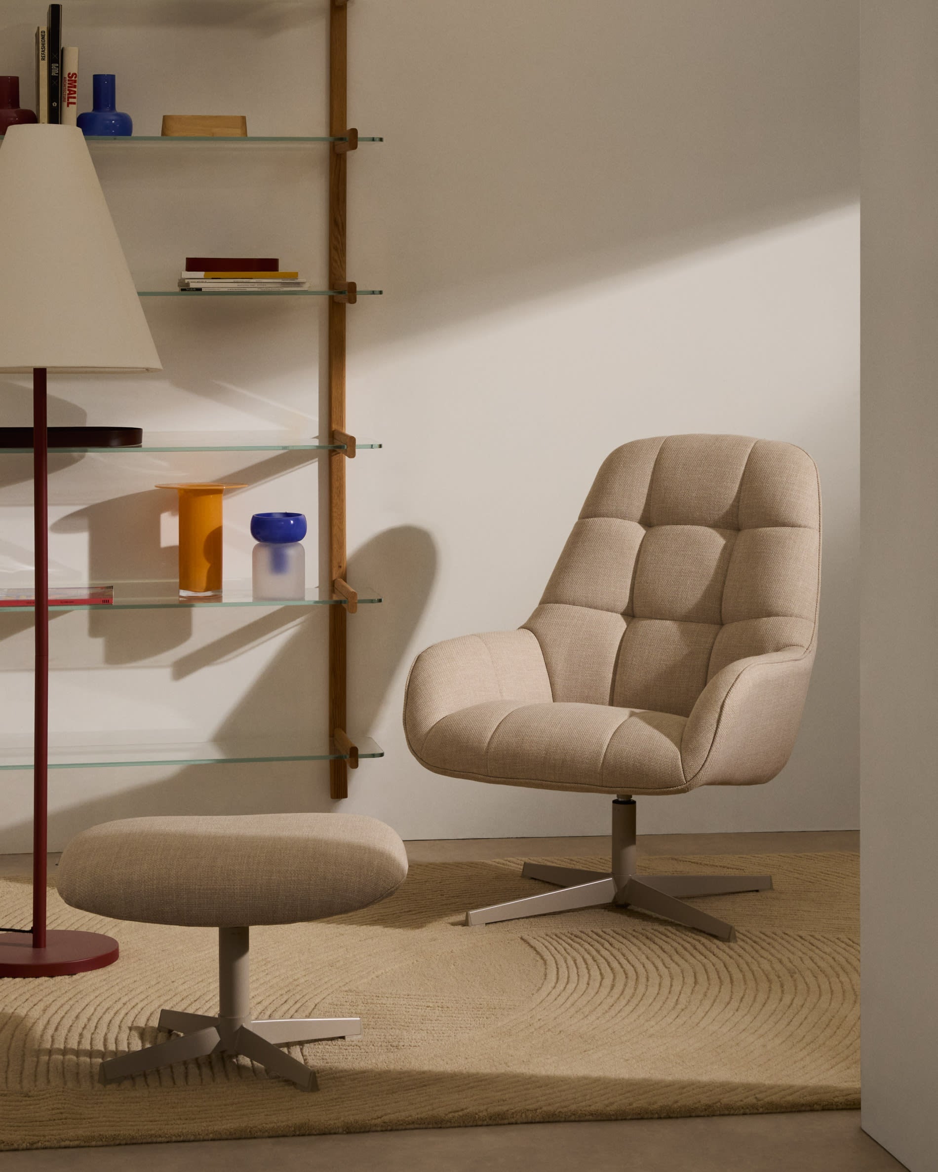 Moderner Drehsessel Jaspe in Beige mit grauer Metallbasis, FSC 100%, ideal für stilvolle und nachhaltige Einrichtung.
