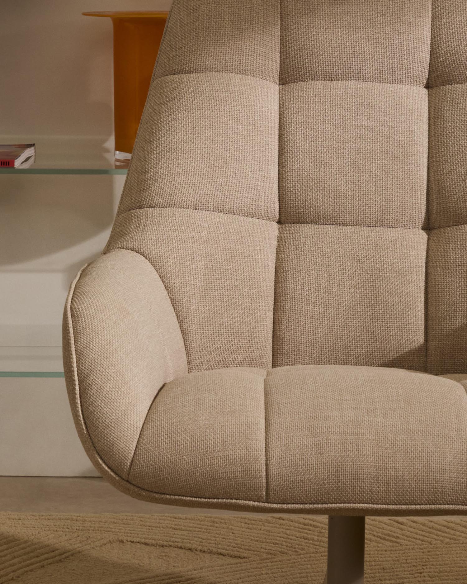 Eleganter Drehsessel Jaspe in Beige mit grauer Metallbasis, FSC-zertifiziert, perfekt für modernes und umweltbewusstes Wohnen.