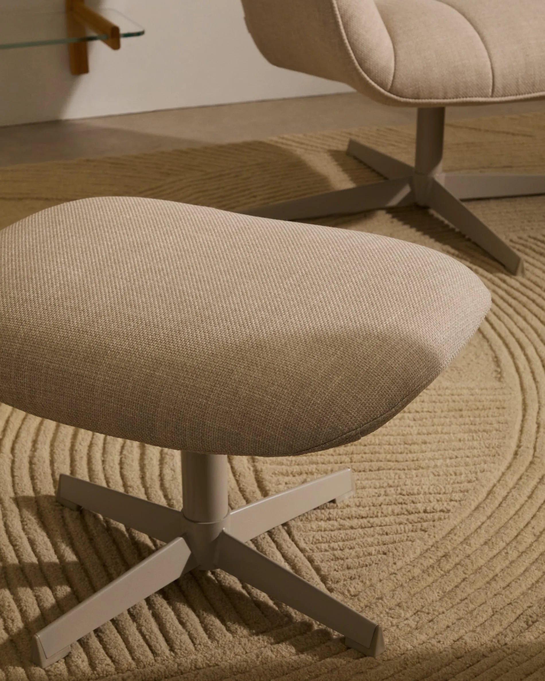 Moderner Drehsessel Jaspe in Beige mit grauer Metallbasis, FSC 100%, ideal für stilvolles und nachhaltiges Wohnen.