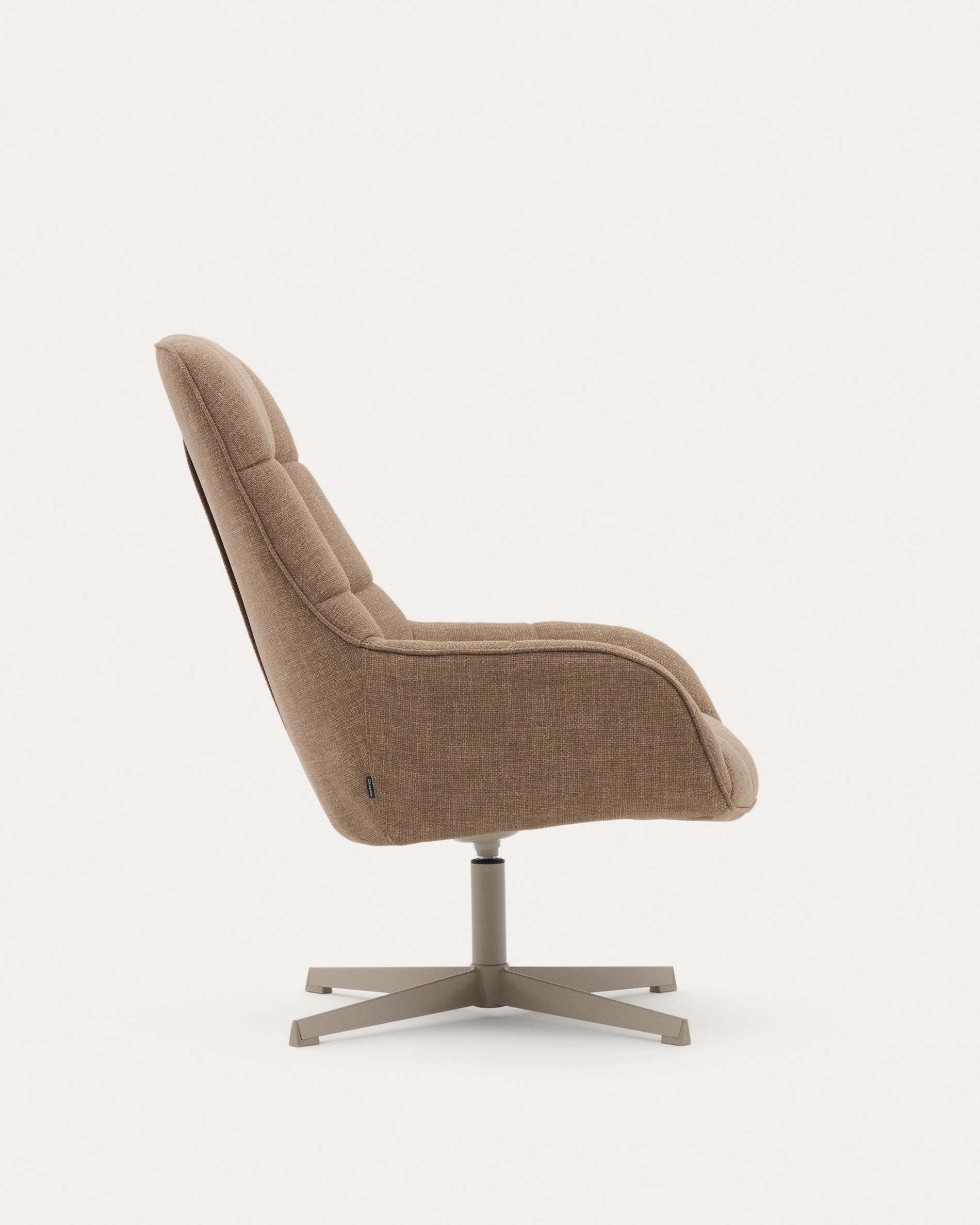 Eleganter Drehsessel Jaspe, hellbrauner Stoff, graue Metallbasis, FSC-zertifiziert, modern und umweltfreundlich für Ihr Interieur.