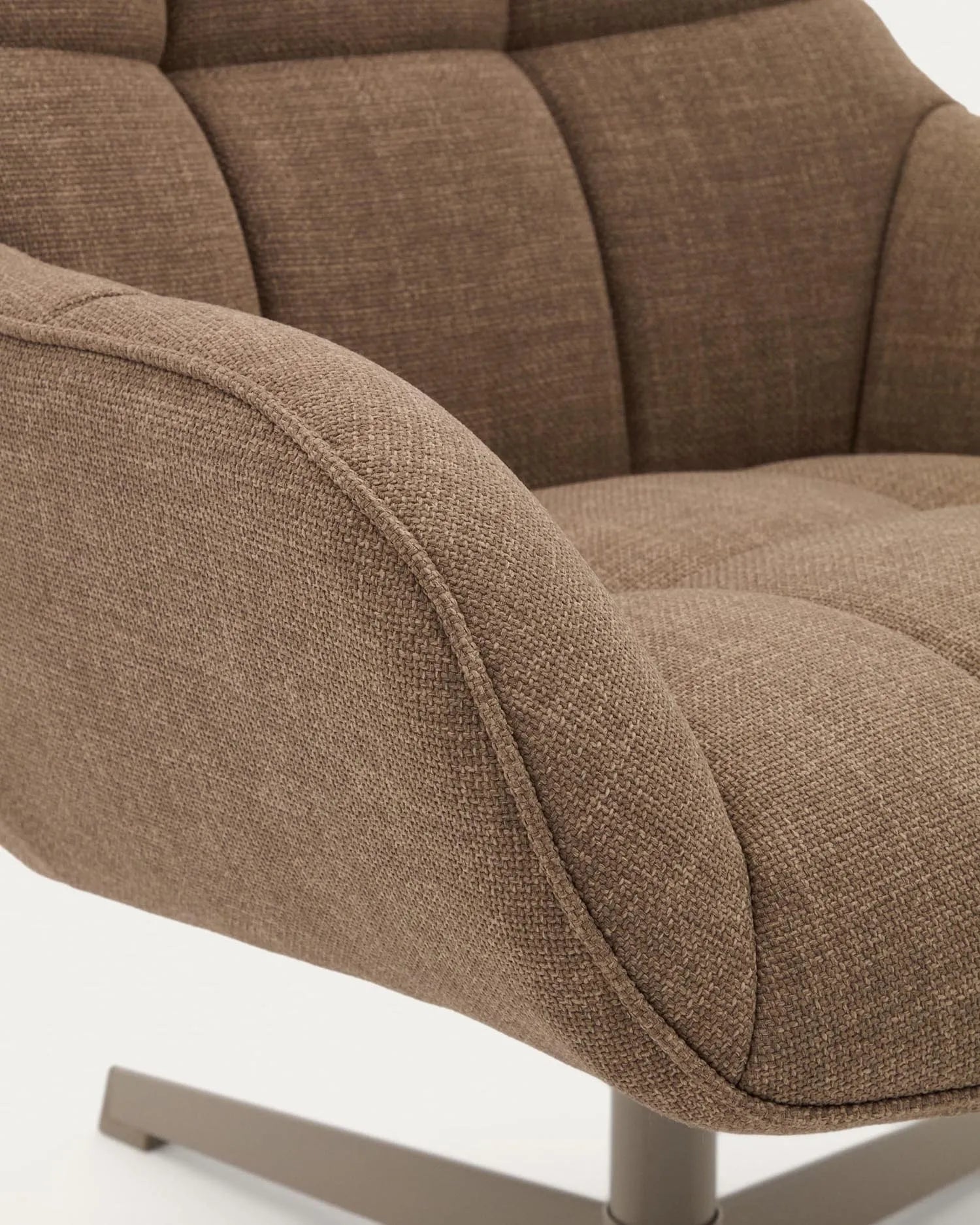 Eleganter Drehsessel Jaspe, hellbrauner Stoff, graue Metallbasis, FSC-zertifiziert, modern und umweltfreundlich für Ihr Interieur.