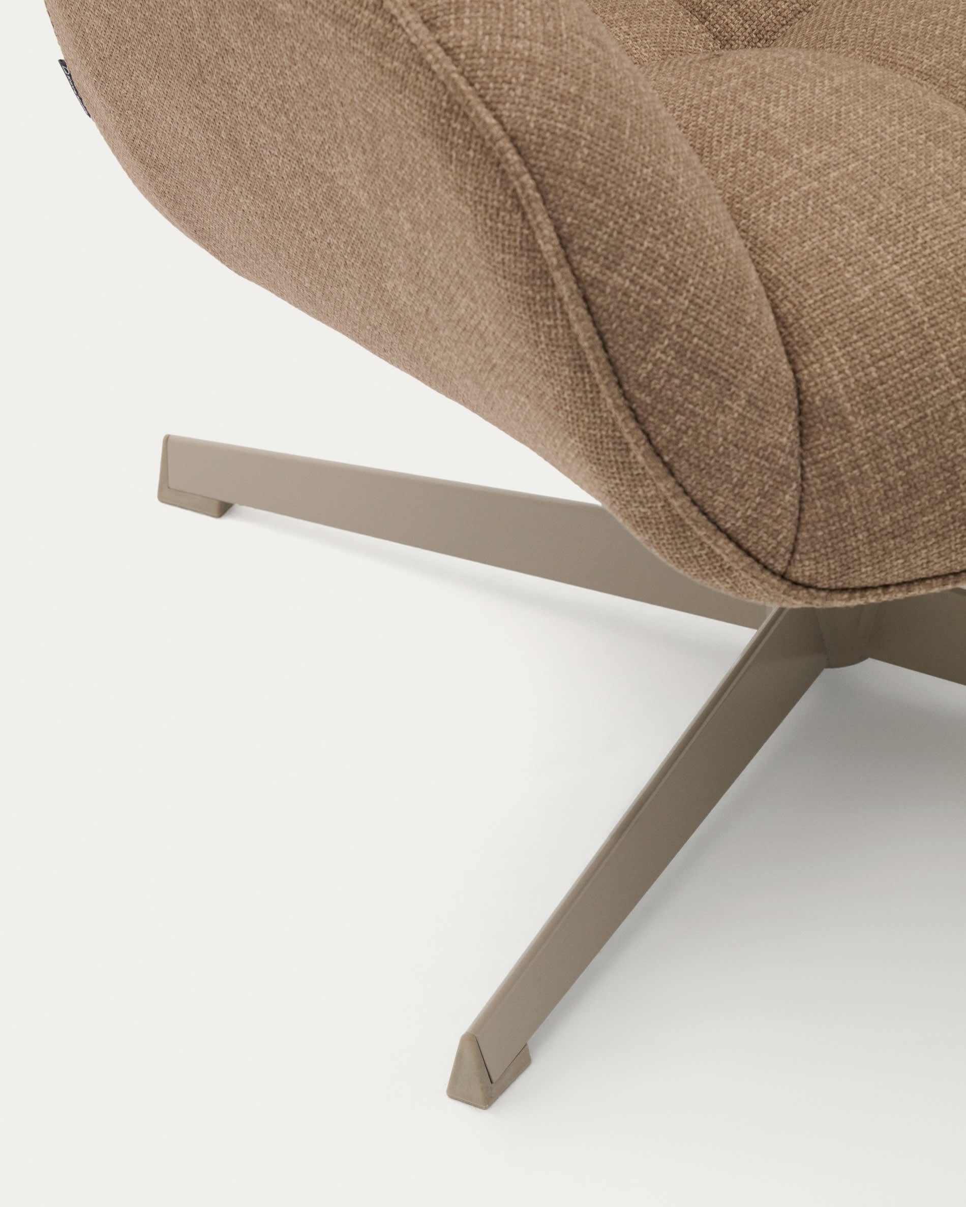 Eleganter Drehsessel Jaspe, hellbrauner Stoff, graue Metallbasis, FSC-zertifiziert, modern und umweltfreundlich für Ihr Interieur.