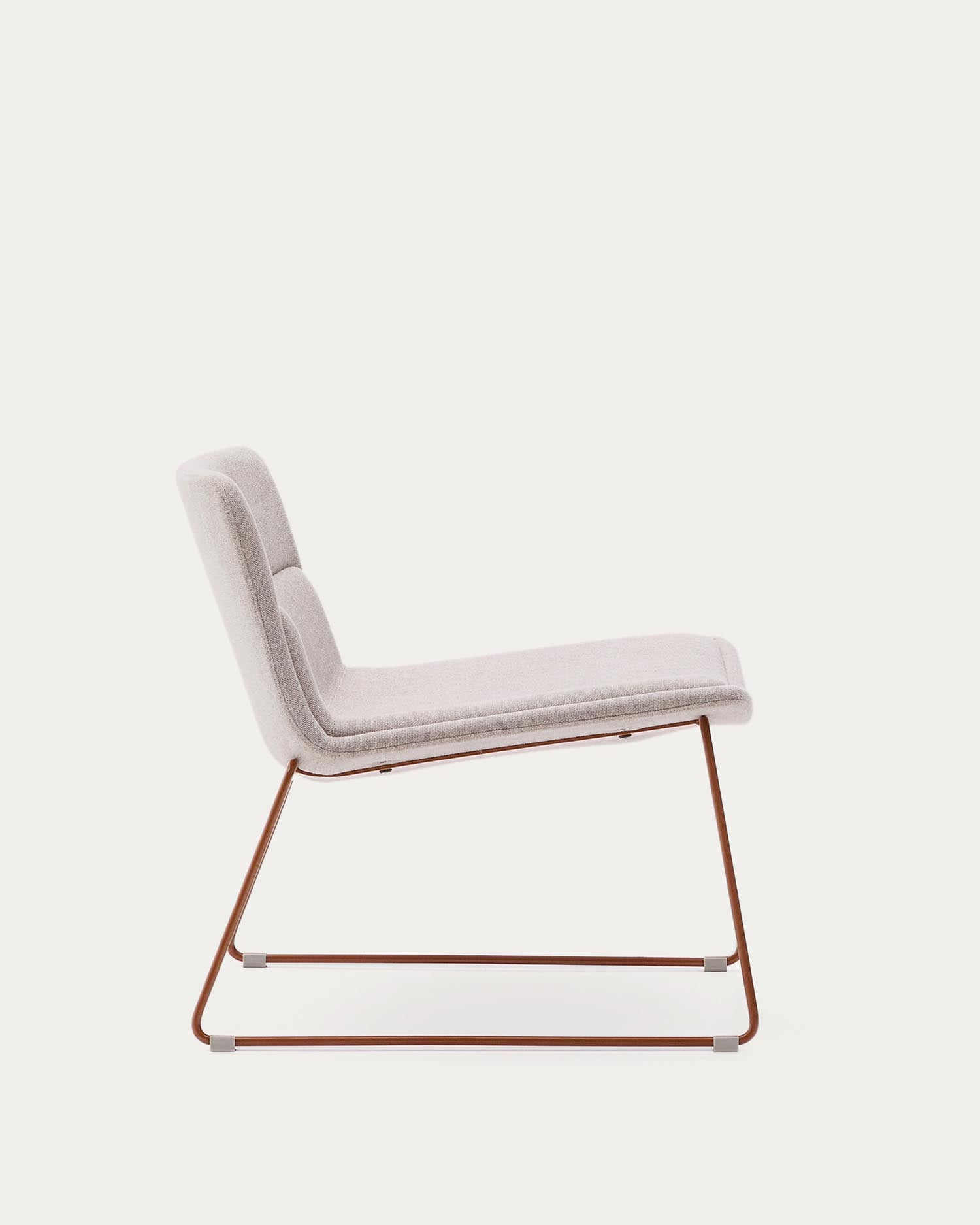 Erleben Sie den Sessel Zahara in Beige, der mit stabilen Stahlbeinen und einem modernen Terrakotta-Finish überzeugt – perfekt für stilvolle Wohnräume!