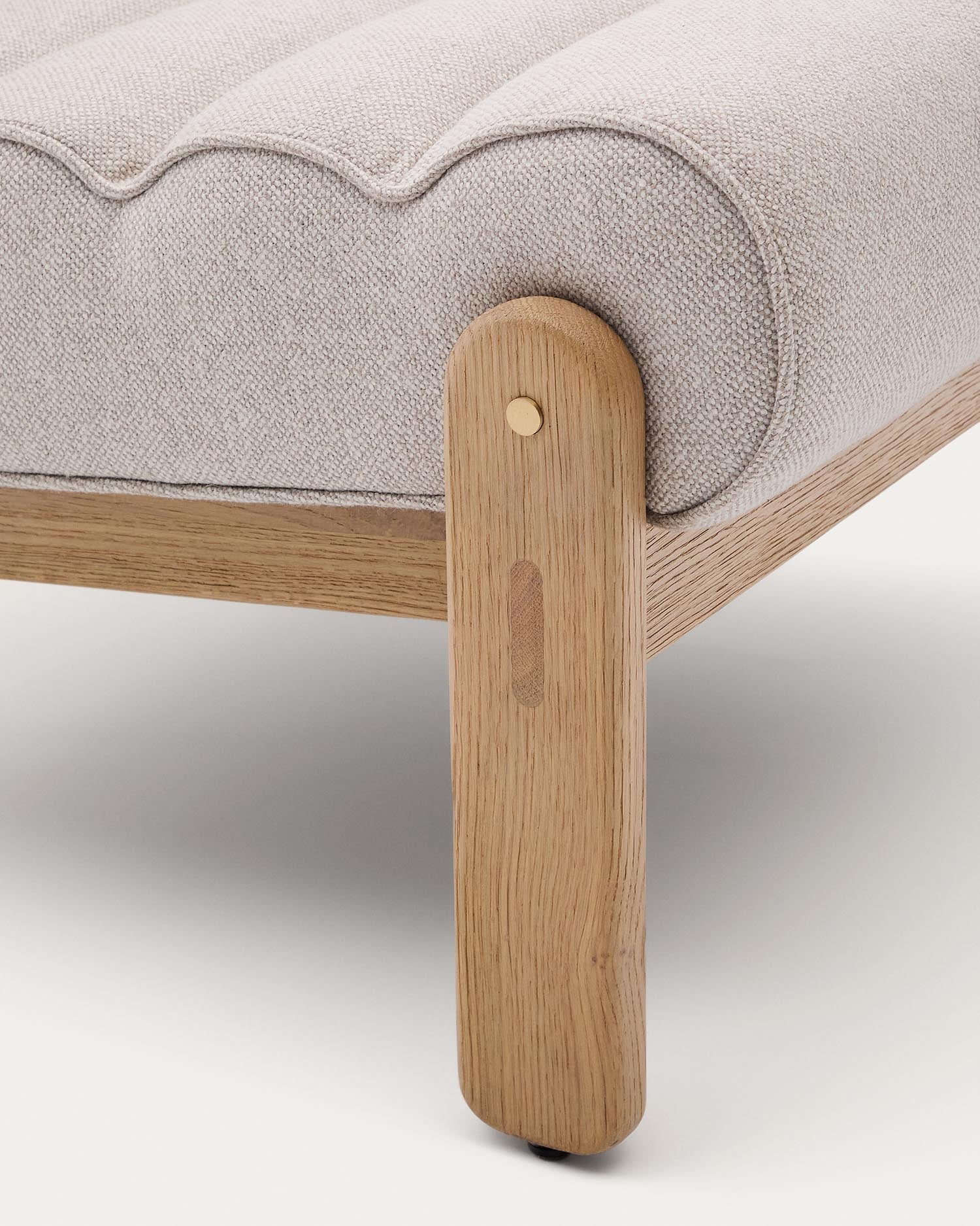 Genießen Sie den Sessel Magira in Beige, aus massivem Eichenholz. Ein stilvolles Möbelstück, das Komfort und zeitlose Eleganz in Ihr Zuhause bringt.