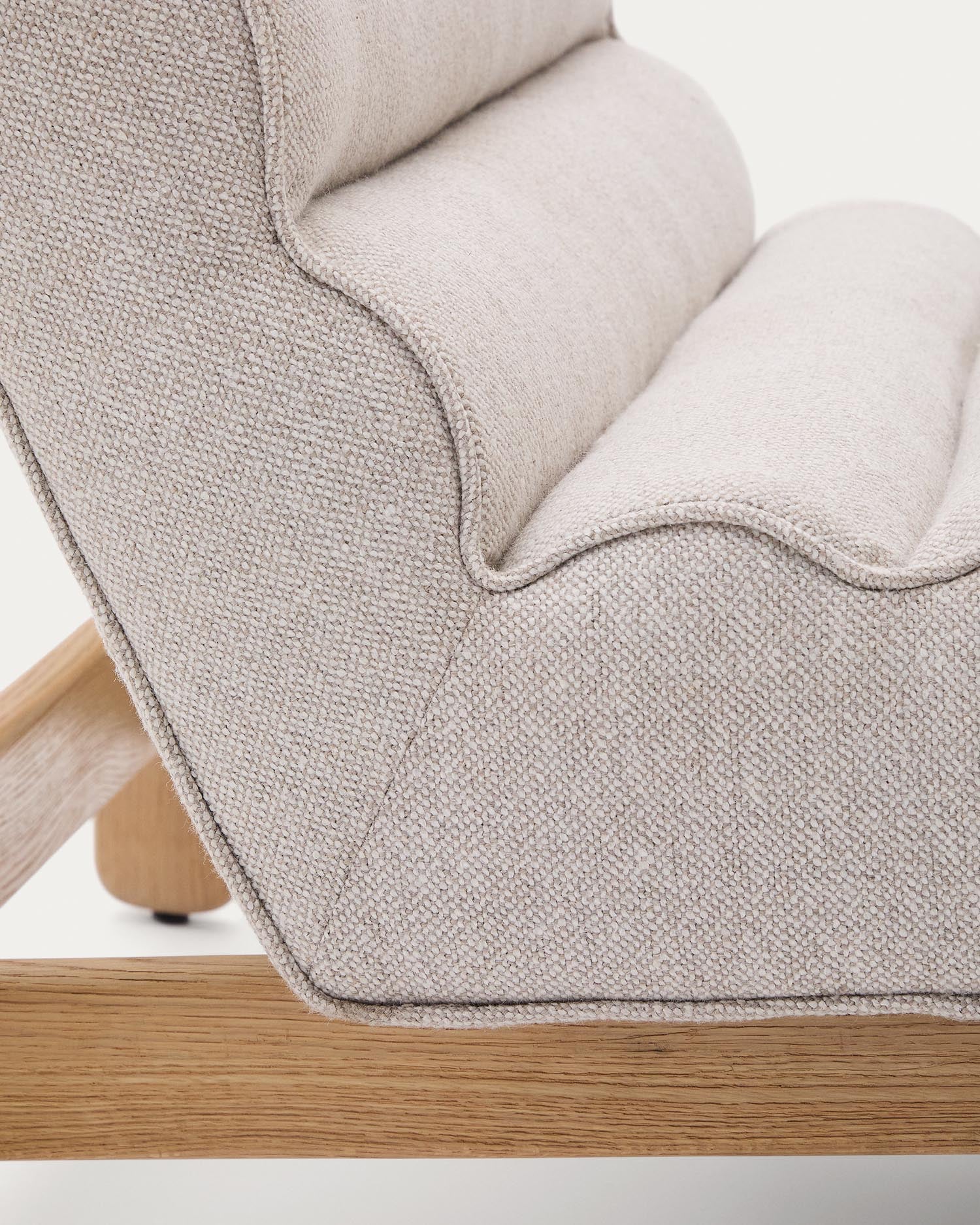 Erleben Sie den Sessel Magira in Beige, gefertigt aus massivem Eichenholz. Ein elegantes Design, das Komfort und Stil harmonisch vereint.