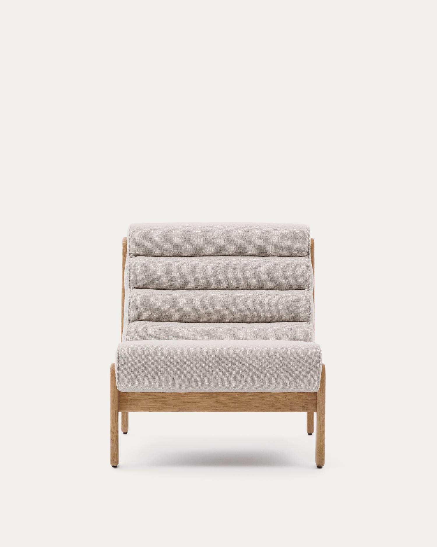 Genießen Sie den Sessel Magira in elegantem Beige, aus massivem Eichenholz. Ein stilvolles Möbelstück, das Komfort und zeitloses Design perfekt kombiniert.
