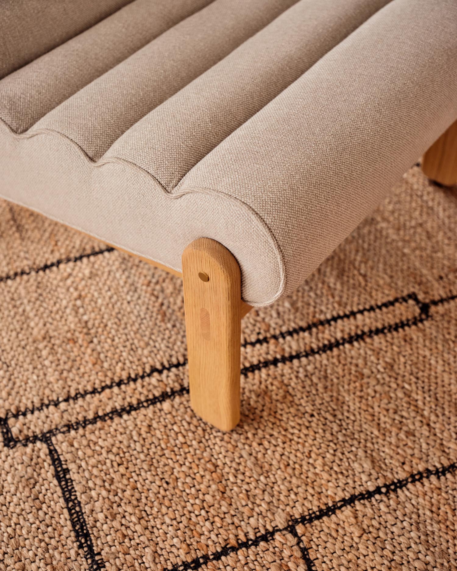 Erleben Sie den Sessel Magira in Beige, aus hochwertigem Eichenholz mit natürlichem Finish. Ein stilvolles Möbelstück für Ihr Zuhause!