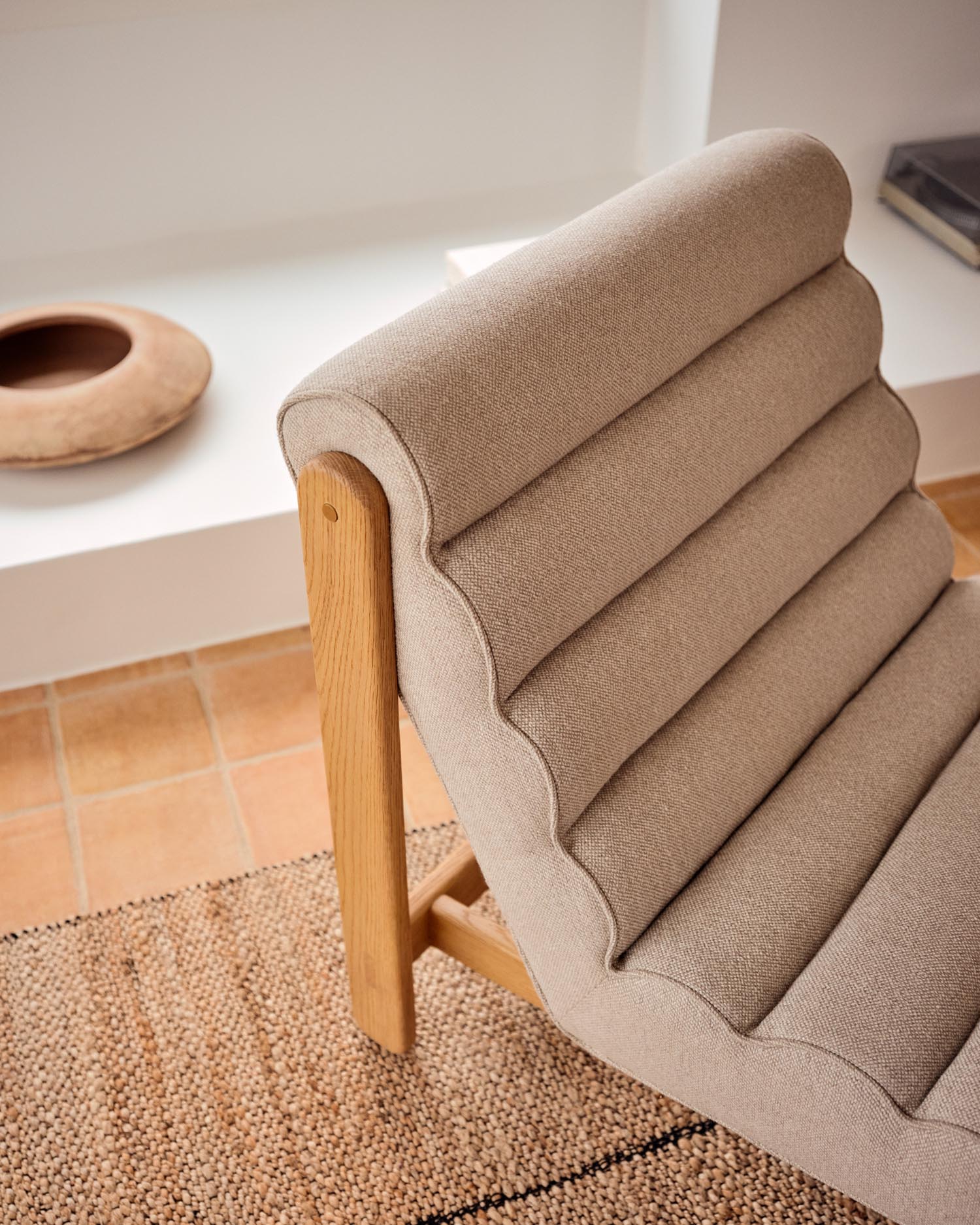 Genießen Sie den Sessel Magira in elegantem Beige, gefertigt aus massivem Eichenholz. Ein zeitloses Design für höchsten Komfort in jedem Raum.