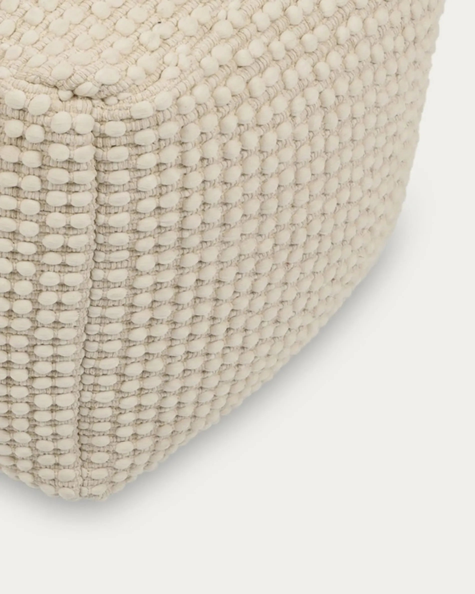 Stilvoller Mascarell Pouf von Kave Home, 45x45 cm, aus Baumwoll-Polyester-Mix in Weiß, perfekt für moderne Wohnräume.