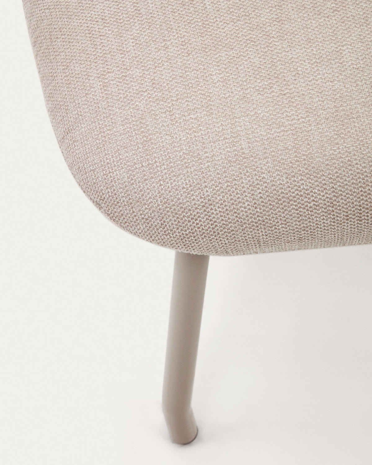 Belina Fussstütze aus beiger Chenille und Stahl mit beigem Finish FSC 100% in Beige präsentiert im Onlineshop von KAQTU Design AG. Hocker ist von Kave Home