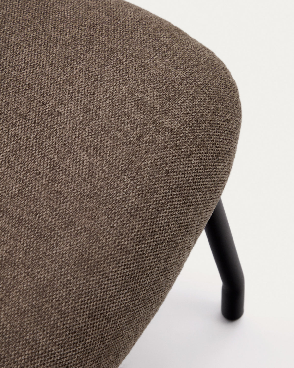Belina Fussstütze in hellbraun und Stahl mit schwarzem Finish FSC 100% in Braun, Schwarz präsentiert im Onlineshop von KAQTU Design AG. Hocker ist von Kave Home