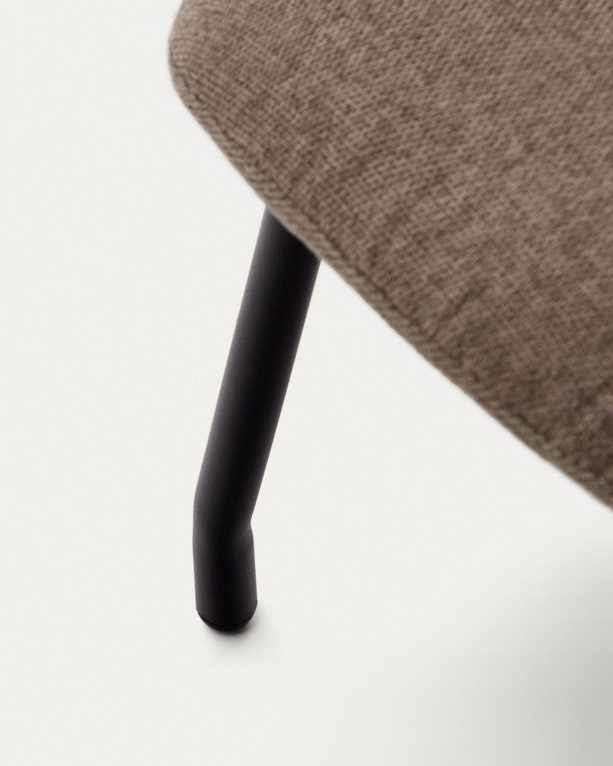 Belina Fussstütze in hellbraun und Stahl mit schwarzem Finish FSC 100% in Braun, Schwarz präsentiert im Onlineshop von KAQTU Design AG. Hocker ist von Kave Home