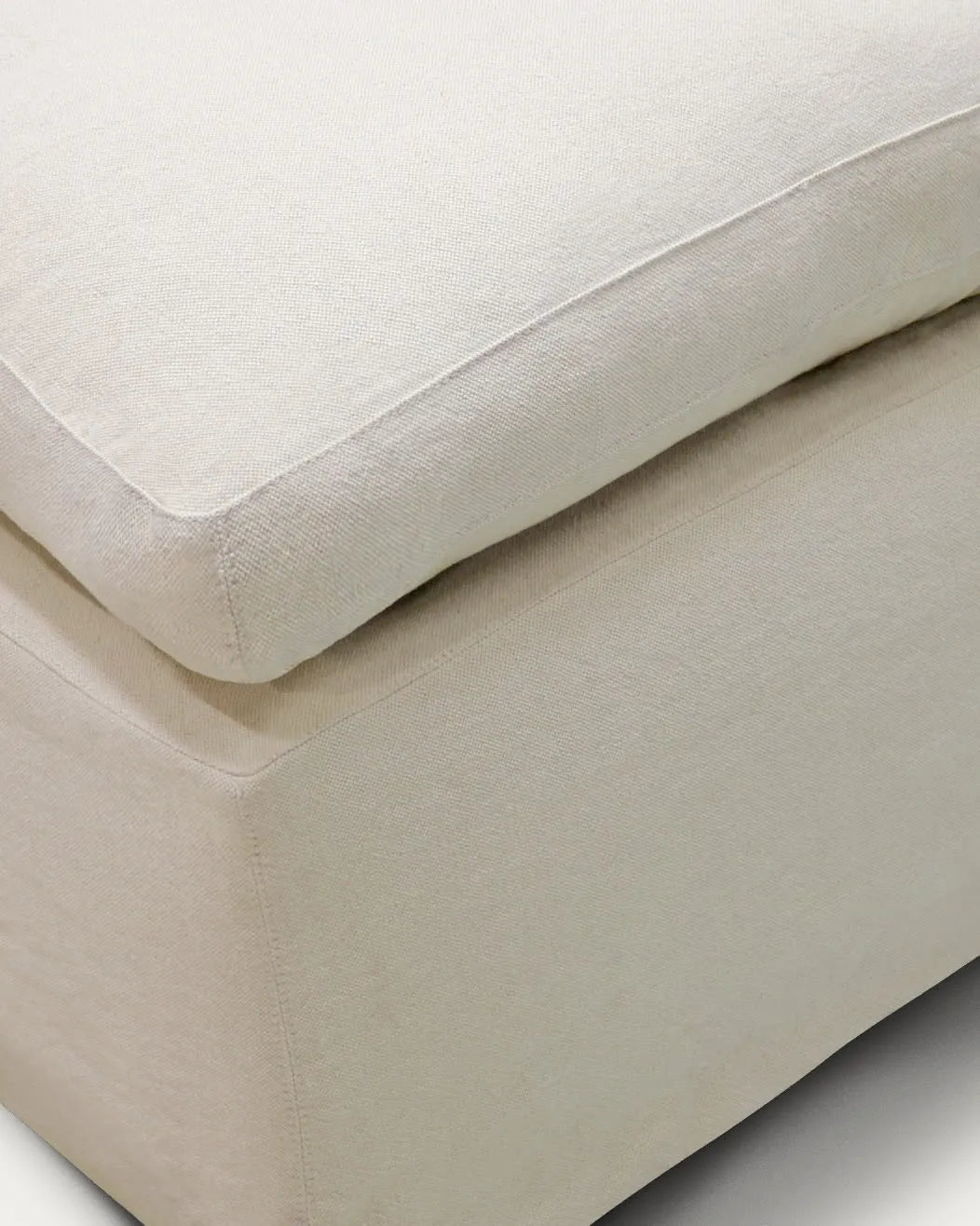 Beiger Zenira Fusshockerbezug 90x90 cm aus Baumwolle und Leinen von Kave Home, ideal für moderne Wohnräume.