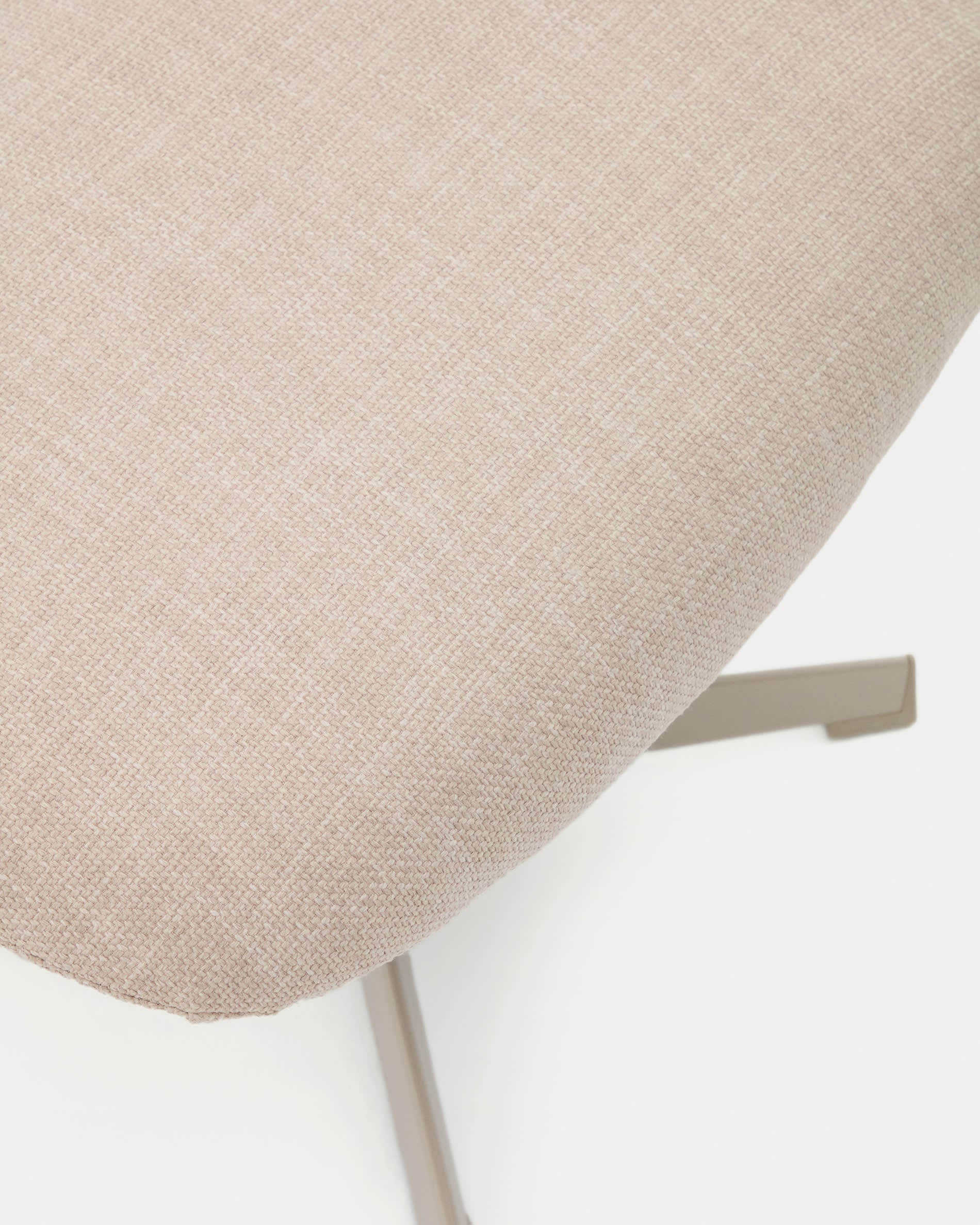 Elegante Fussstütze Teryl aus beigem Chenille und grauem Metall, nachhaltig gefertigt mit FSC 100% Zertifikat von Kave Home.