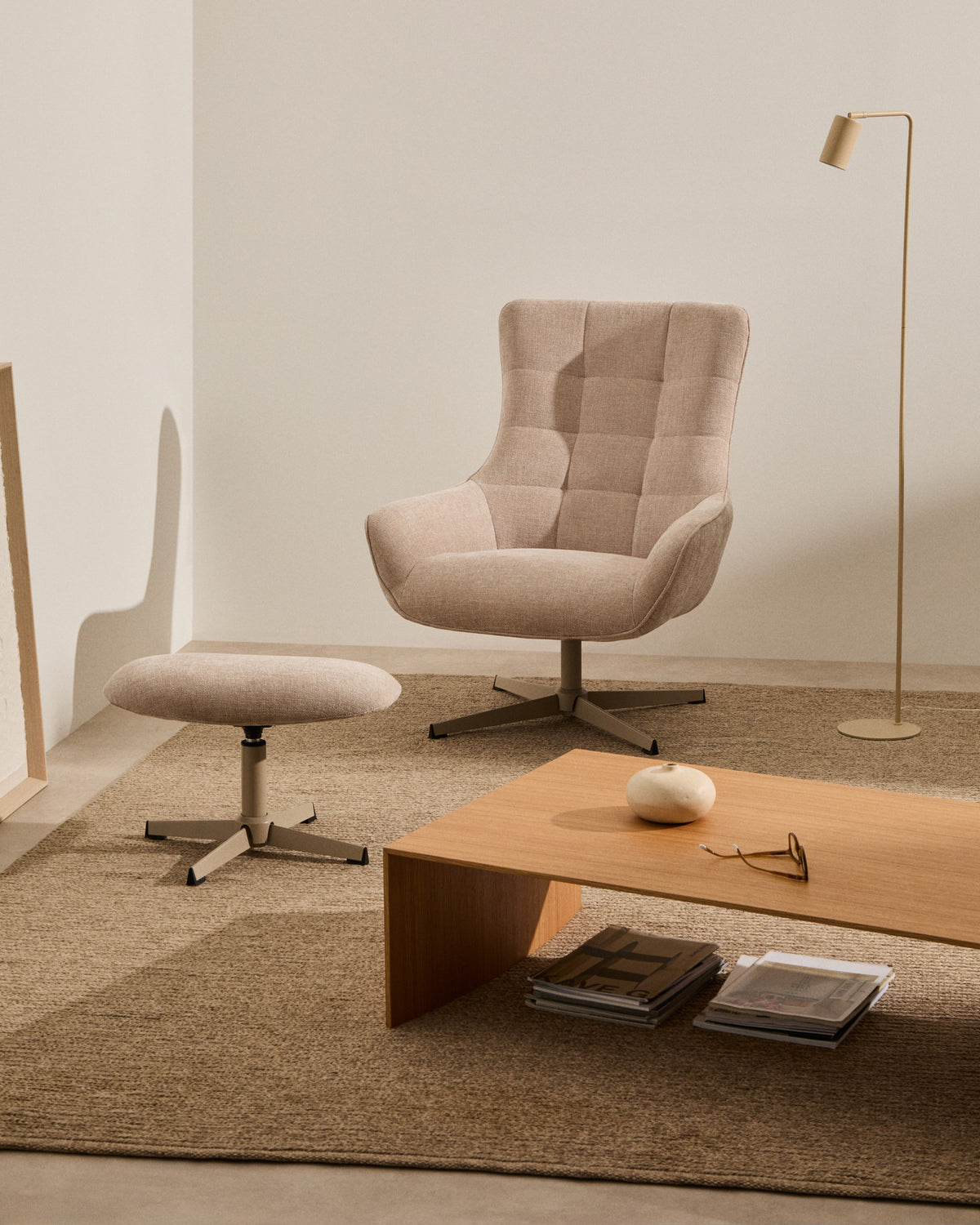 Fussstütze Teryl aus beigefarbener Chenille und Metall mit grauer Oberfläche FSC 100% in Beige präsentiert im Onlineshop von KAQTU Design AG. Ottoman ist von Kave Home