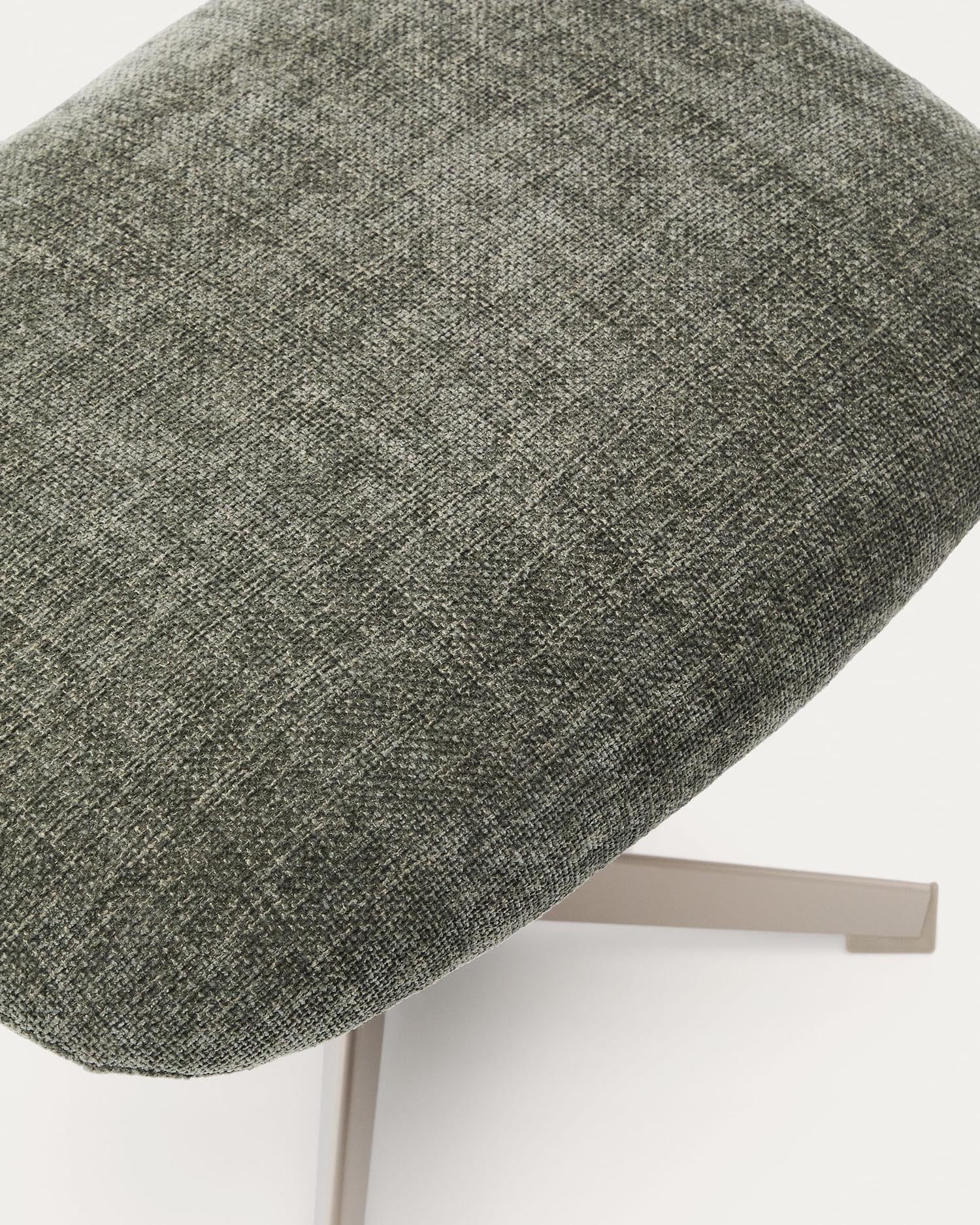 Stilvolle Fußstütze Teryl aus grüner Chenille, graues Metallgestell, FSC-zertifiziert, von Kave Home, ideal für modernes Wohnen.