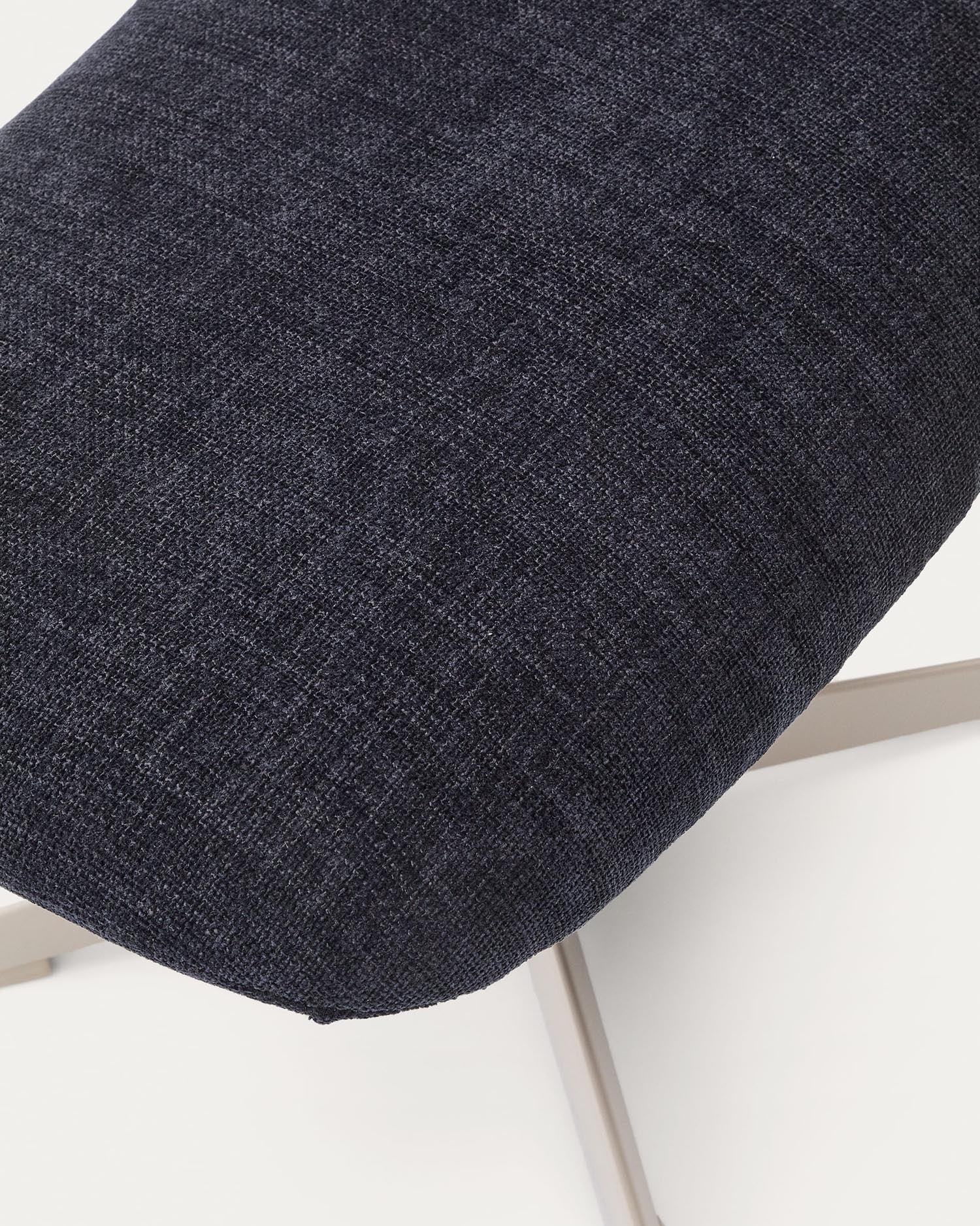 Elegante blaue Chenille-Fußstütze Teryl mit grauem Metallgestell, FSC-zertifiziert, von Kave Home. Stilvoll und nachhaltig.