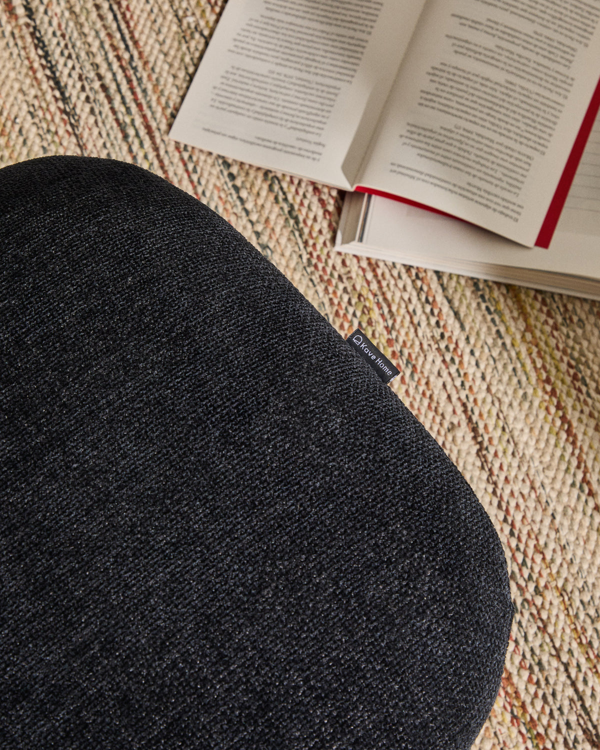Fussstütze Teryl aus blauer Chenille und Metall mit grauer Oberfläche FSC 100% in Dunkelblau präsentiert im Onlineshop von KAQTU Design AG. Ottoman ist von Kave Home