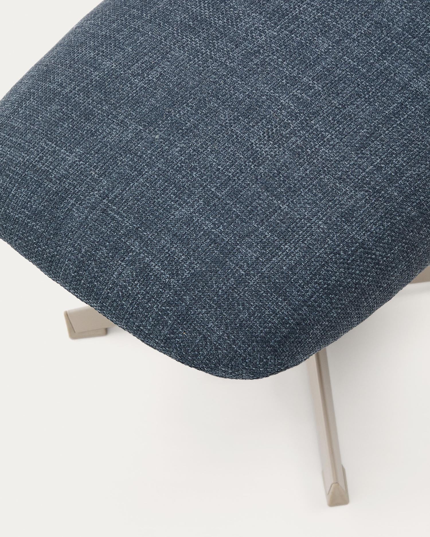 Elegante Fussstütze Jaspe in Blau mit grauer Metalloberfläche, nachhaltig aus FSC-zertifiziertem Holz, perfekt für jeden Wohnraum.