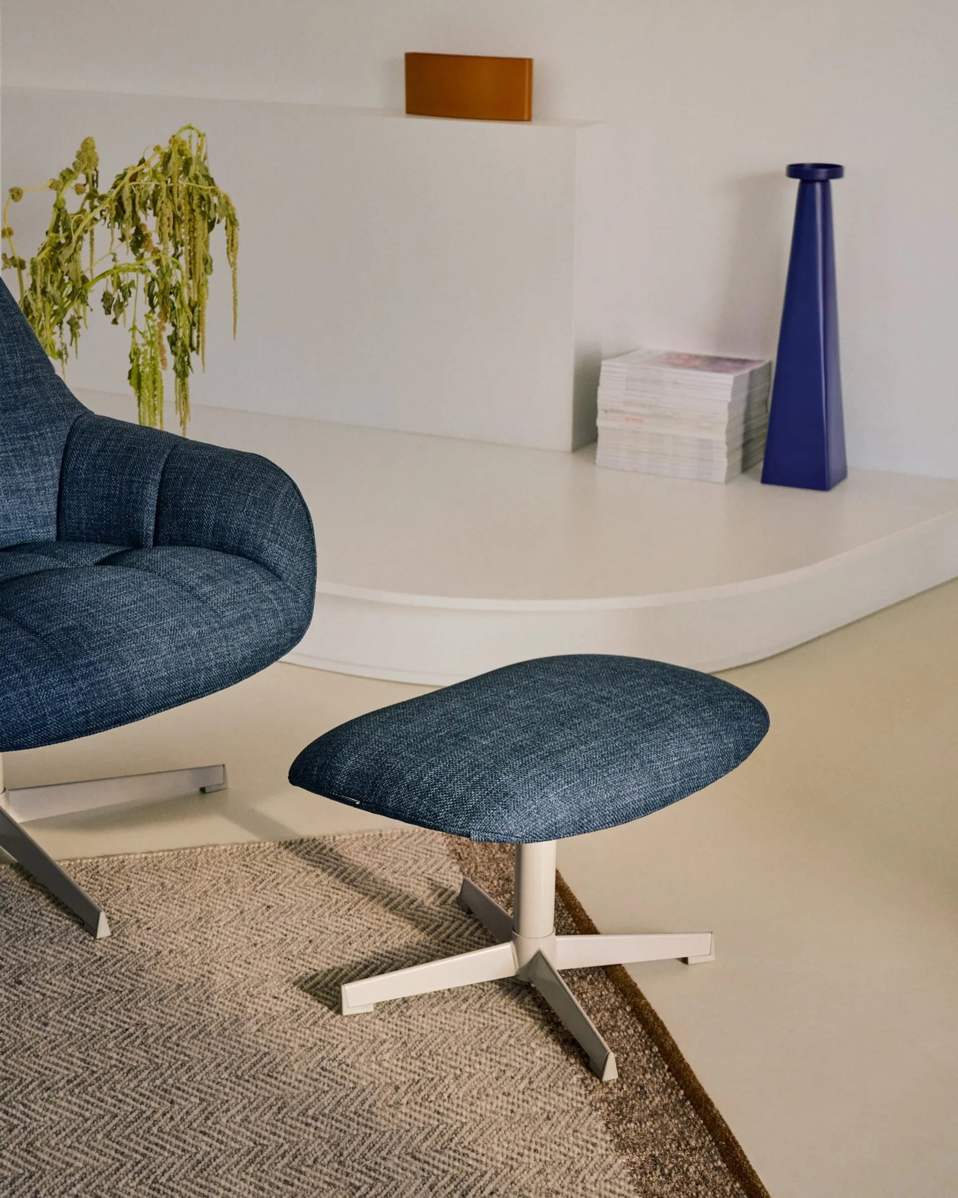 Elegante blaue Fußstütze mit grauer Oberfläche und Metallrahmen, nachhaltig aus FSC-zertifiziertem Holz gefertigt.