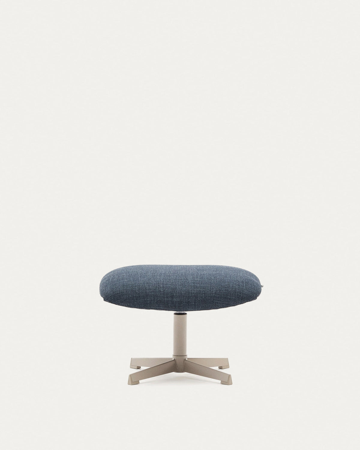 Fussstütze Jaspe blau und Metall mit grauer Oberfläche FSC 100% in Dunkelblau präsentiert im Onlineshop von KAQTU Design AG. Ottoman ist von Kave Home
