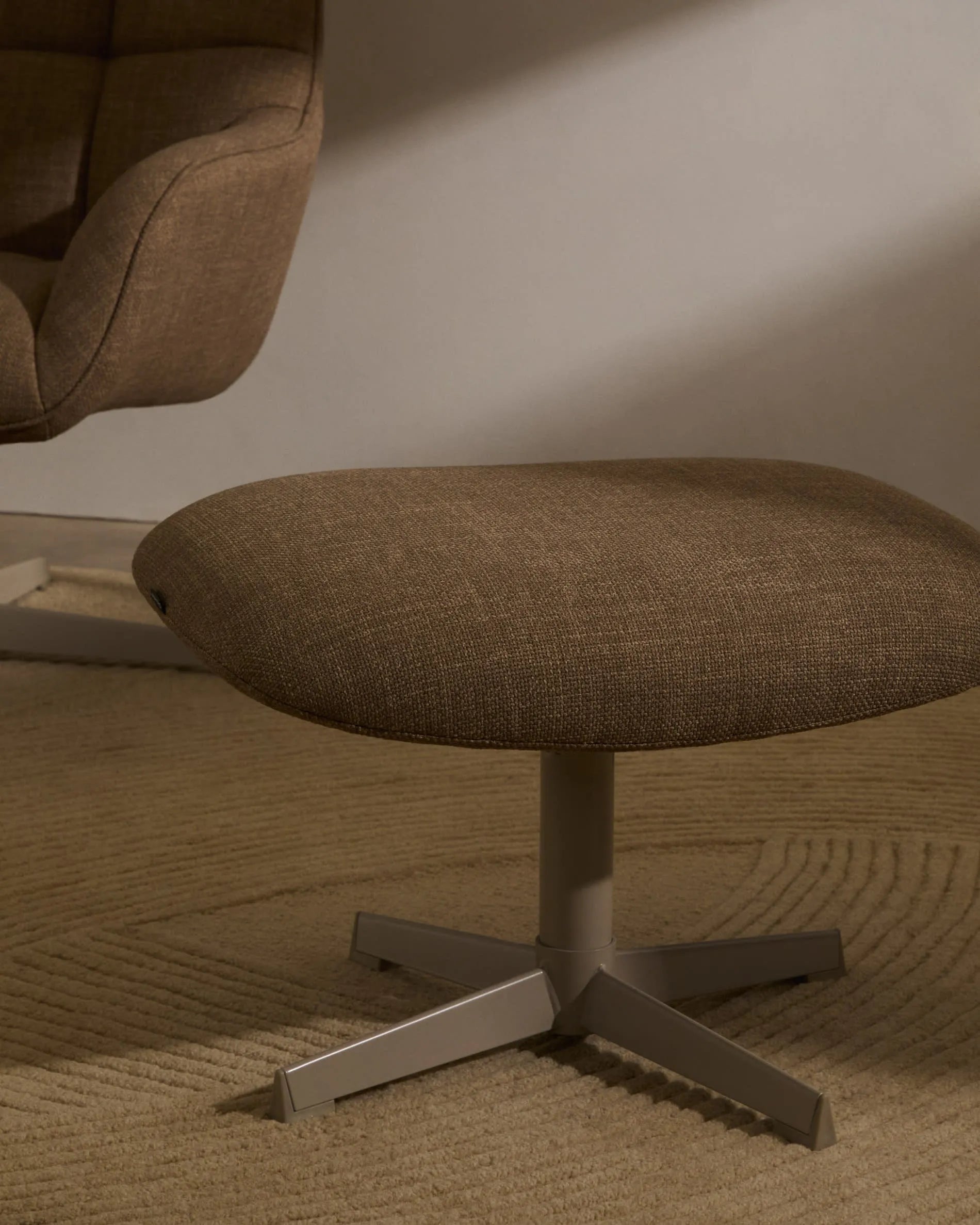 Elegante Fussstütze Jaspe aus FSC-zertifiziertem Holz in Hellbraun mit grauem Metall, perfekt für modernes und nachhaltiges Wohnen.